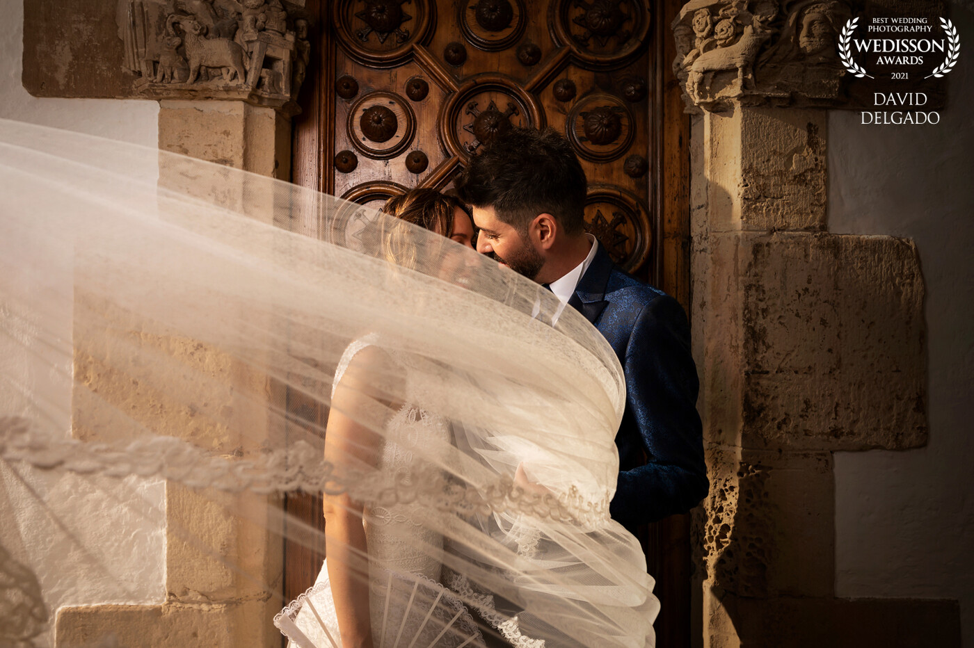 Velos que guardan secretos - This beautiful couple chose the Palau de Marycel in Sitges (Barcelona) to take some photographs of their post-wedding report and thus keep a beautiful memory in their lives of this important day for them and for us.