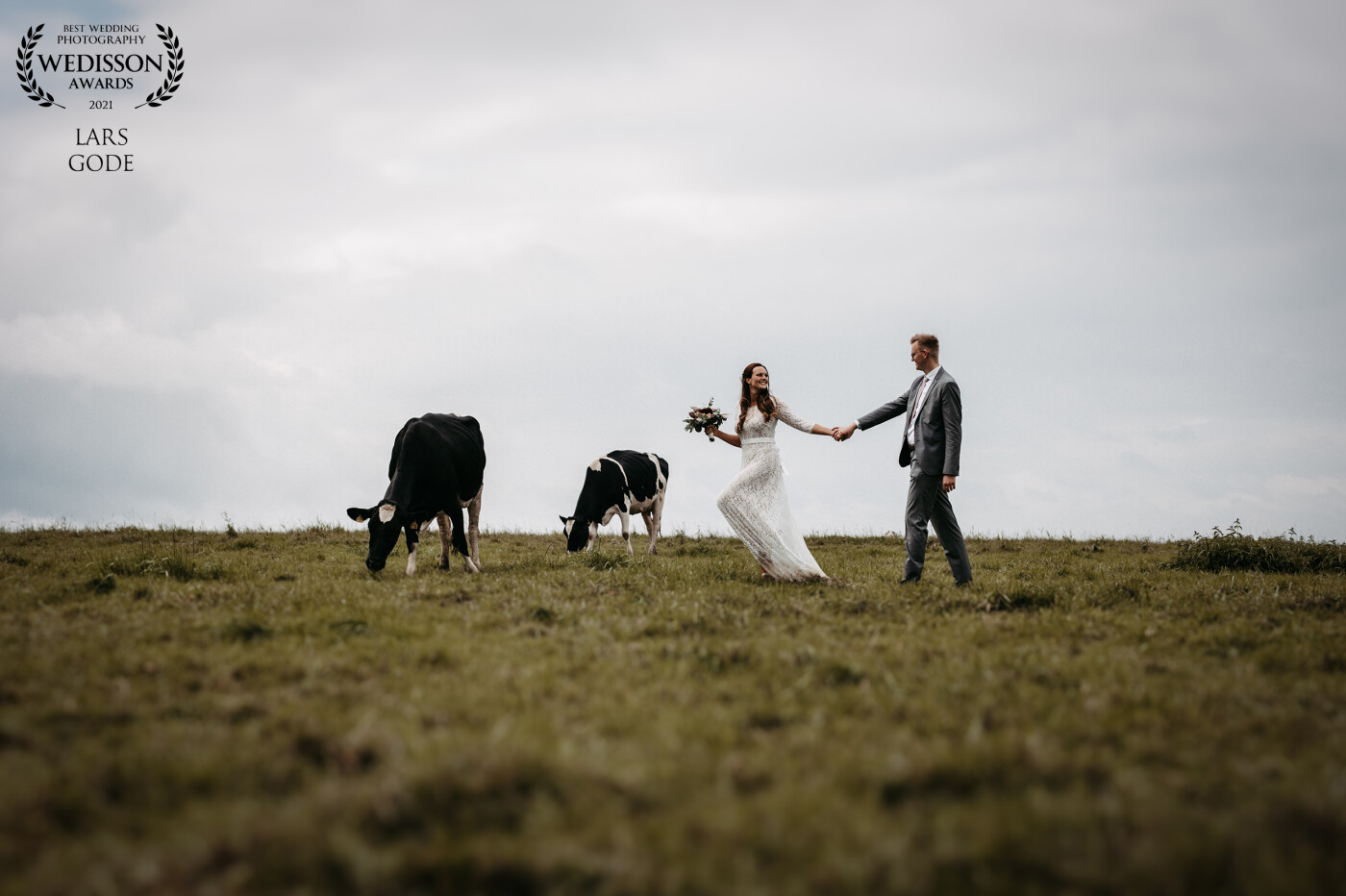 I love it when bridal couples sometimes take more difficult photos. Now one wonders what was so difficult about it ?! OK. The access to the pasture was secured with barbed wire. The bride is afraid of cows, and a wedding dress doesn't really get along with what cows leave behind in a pasture. :-) Still, both of them managed it wonderfully.