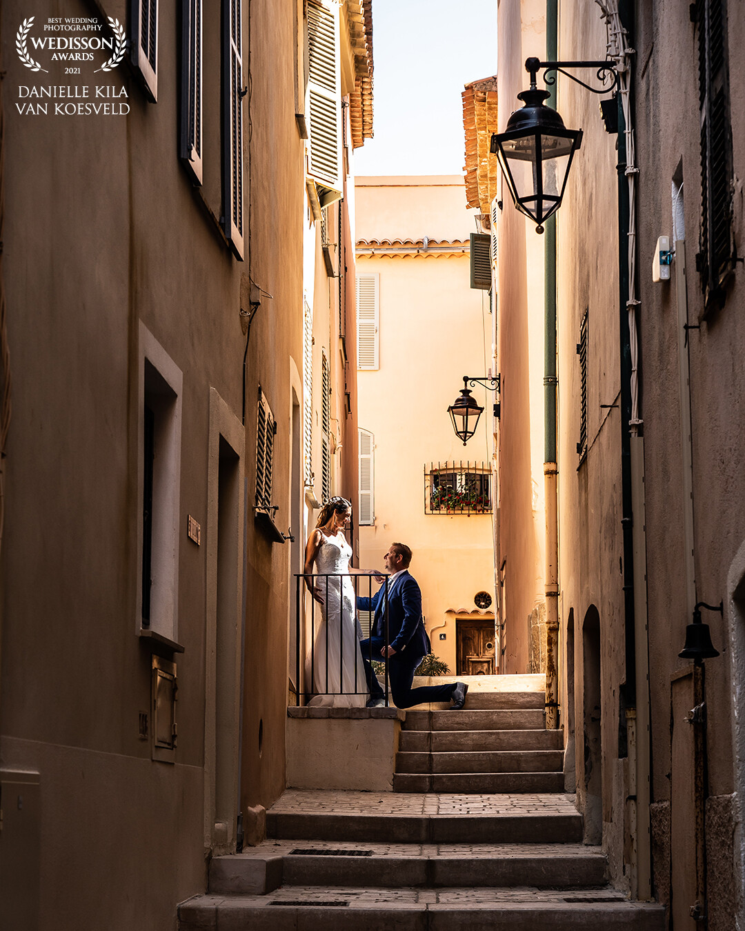 In the little streets behind the crazy and busy scène of St. Tropez it is quiet, and the shadows are a welcome guest on this hot day. <br />
The couple was superfun and relaxt and in for some fun shots.