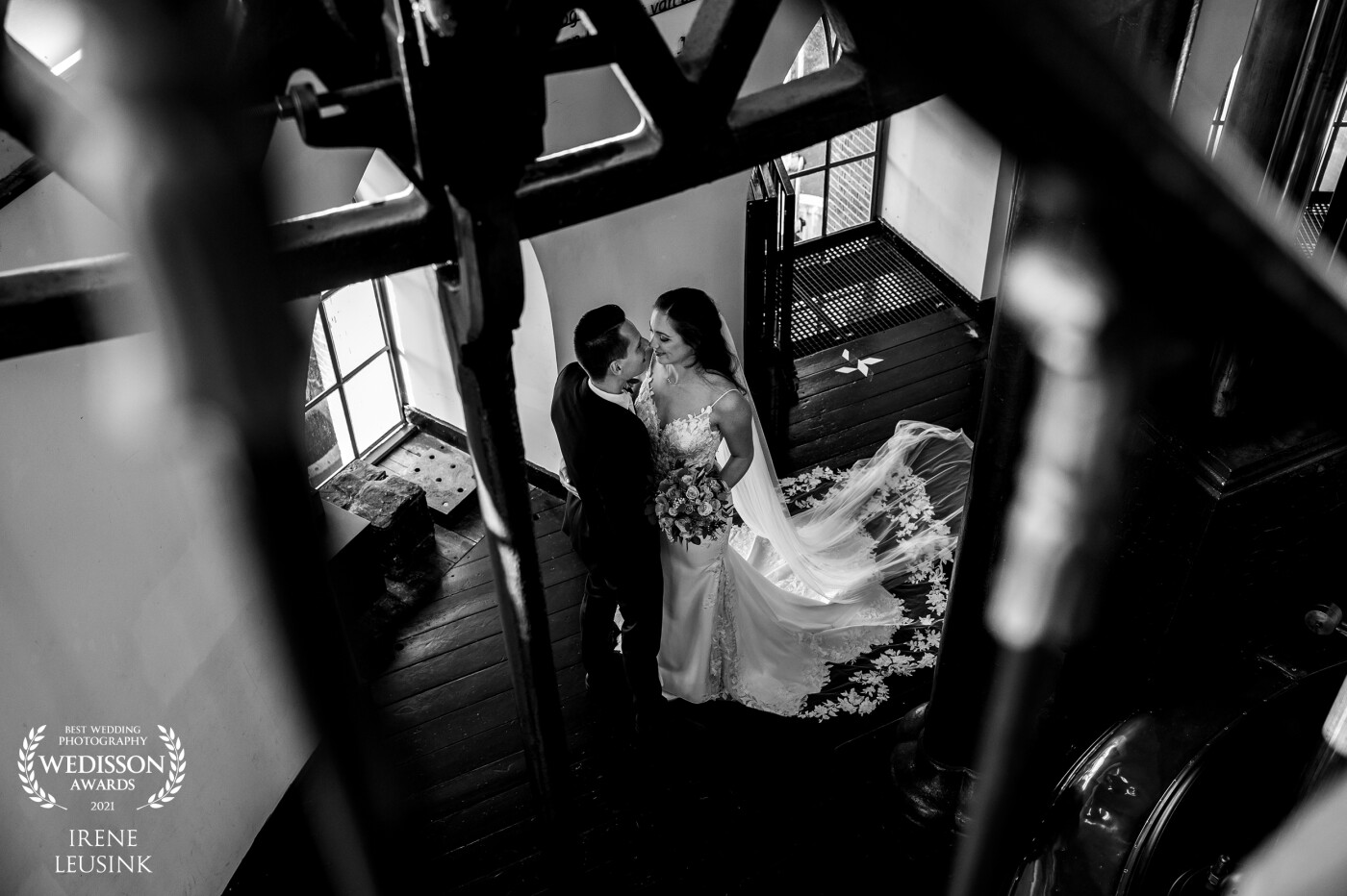 Gemaal De Cruquius is worlds largest steam engine! Because this wedding took place in October, the bride and groom had arranged this wonderful location. Using a very old staircase I could take this picture form an interesting angle.