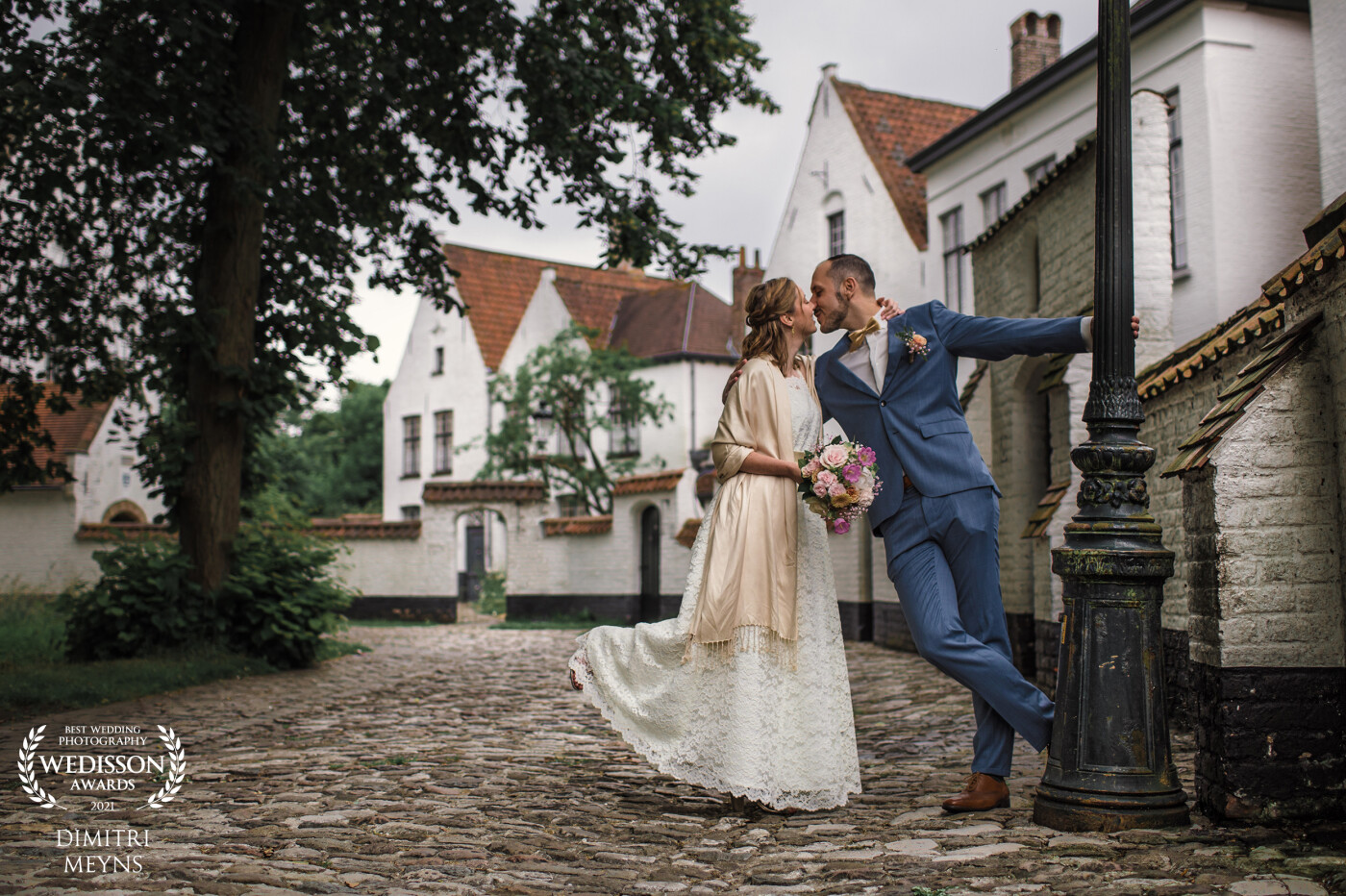 I love spontaneous photos. Does the couple have an idea of photo that they would like, I like to work it out. This picture was taken in the beguinage Bruges