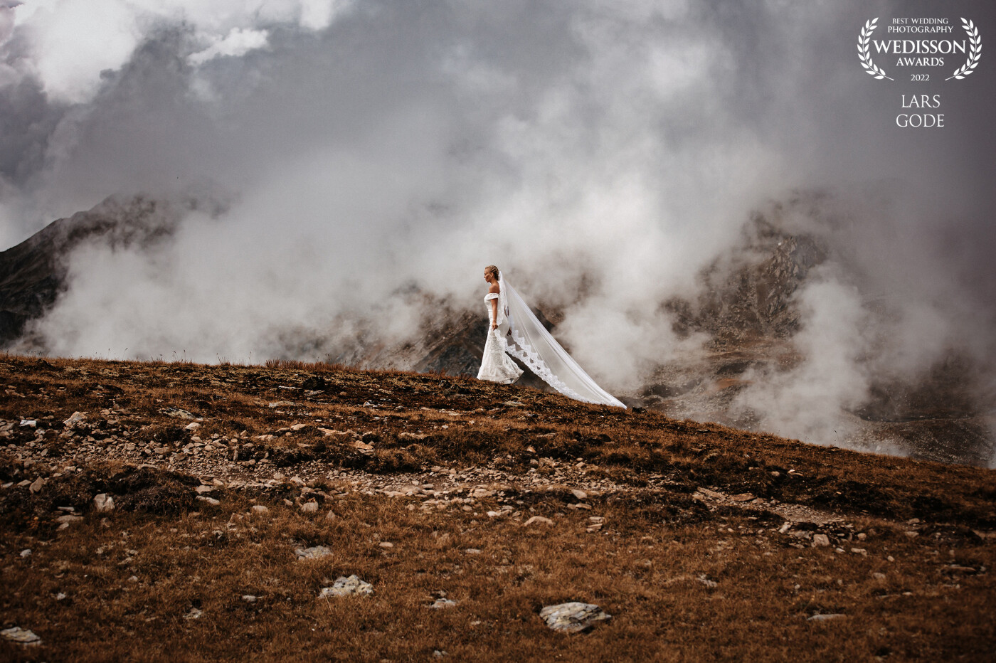 At least for me as a wedding photographer, there is hardly anything more beautiful than the contrast between a graceful bride and a rugged location.