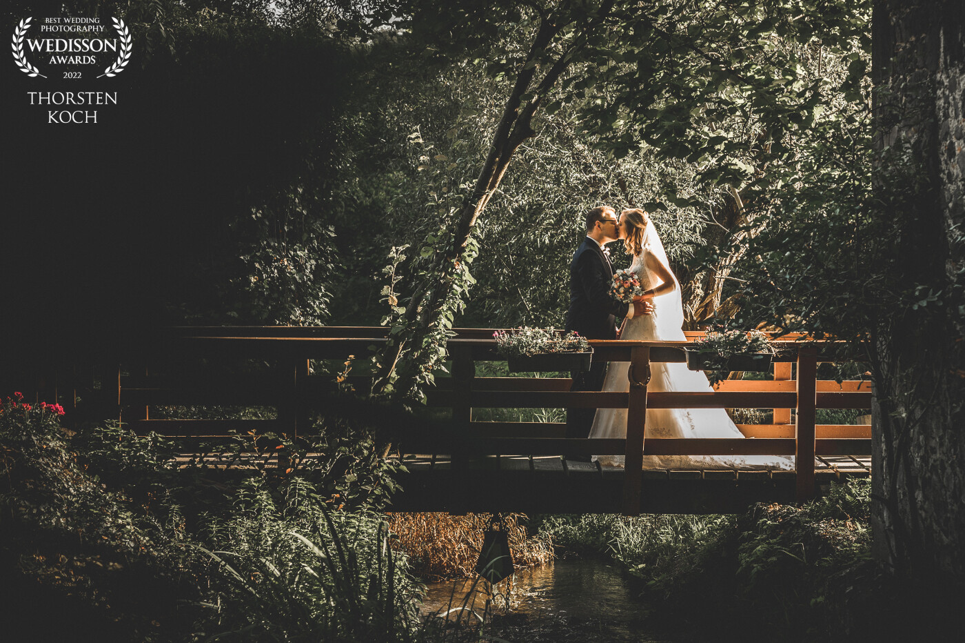 This wedding was one of the few "big" oder almost normal weddings like they were before Corona.<br />
I saw that nice bridge that belongs the venue and it was clear I want the bride ans groom to be right there and it was one of the first shots from that shoot.