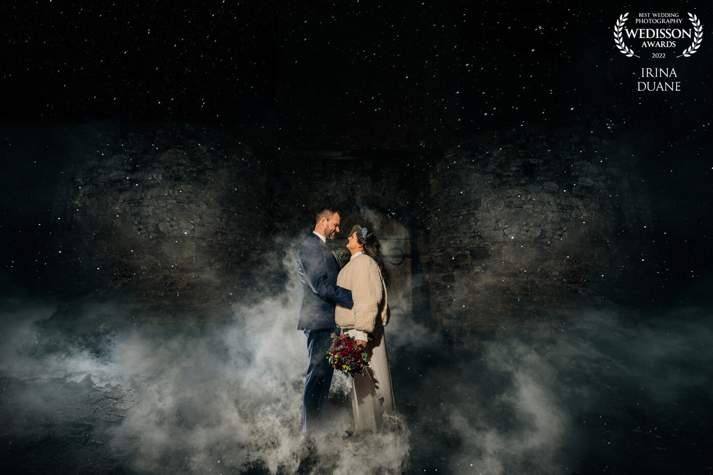 The day went from beautiful blue skies to rain, strong wind and only 5° celsius outside but <br />
that didn’t stop us from getting some amazing wedding photos. In fact we added more elements to it: smoke and fire! <br />
<br />
Smoke bomb photography is amazing way to jazz up your wedding photos! It can turn an ordinary location into a surreal and mysterious beauty.