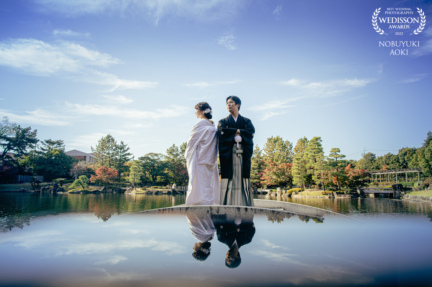 This photo was taken in a Japanese garden. It is a pre-wedding shoot. I used something to reflect it. It was a very charming couple, but I chose this because Japanese wedding costumes go well with cool poses.
