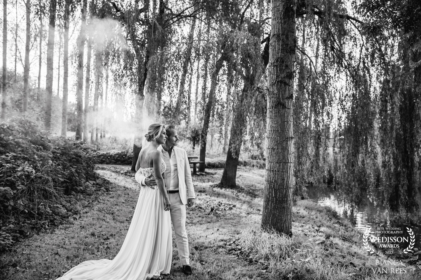 We planned the wedding reportage in the late afternoon, after the church ceremony and before  dinner. Because the wedding was mid-September, the sun was already quite low and shining through the trees. The light was so beautiful that day, and the touch of smoke gives the photo a little extra magic. Their love truly radiates in this photo.