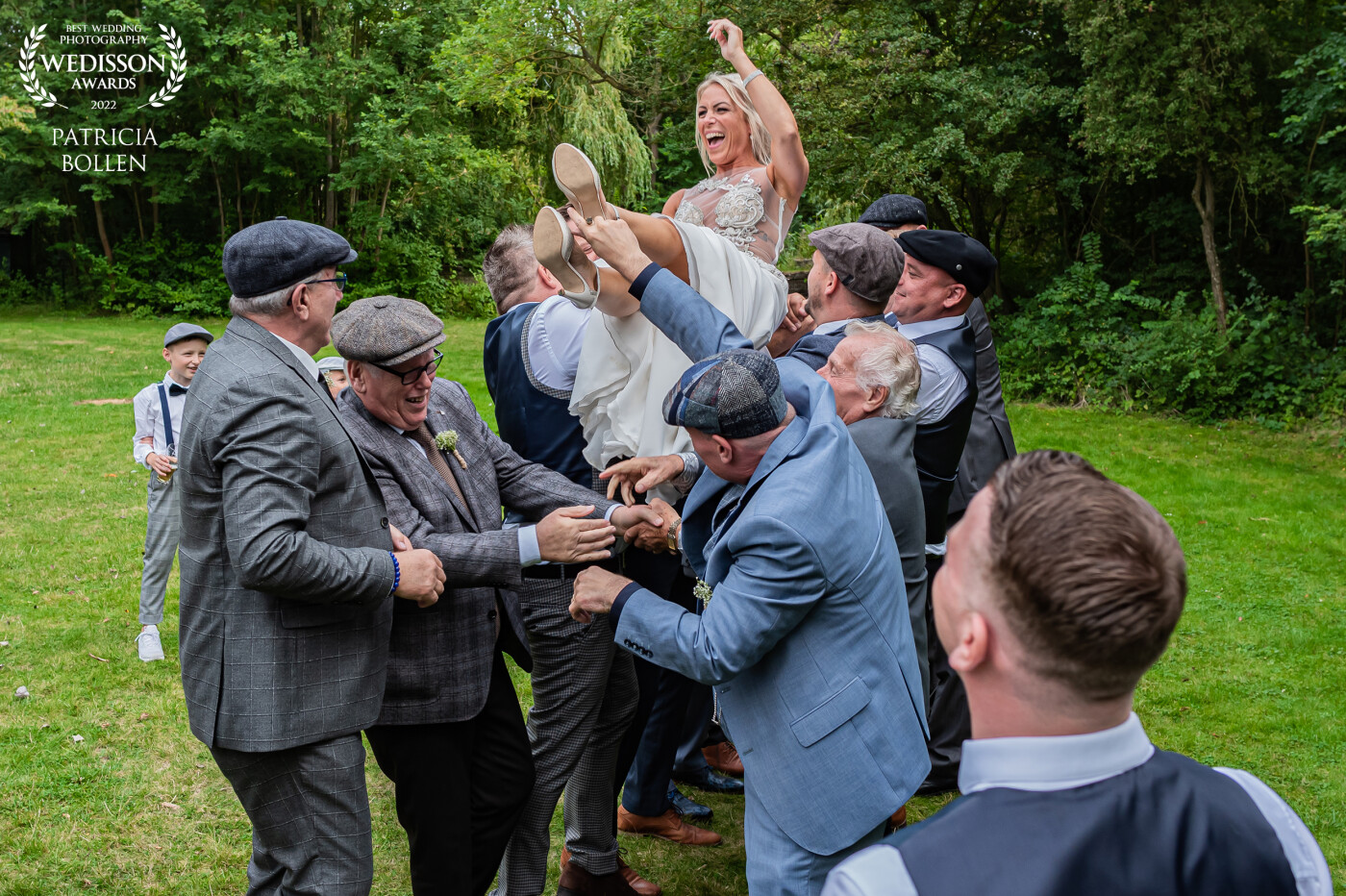 This beautiful bride is juggled into the air. The friends are dressed in Peaky Blinders style. Everyone had a lot of fun whole day and i was happy to capture it.