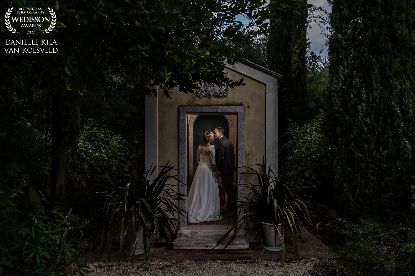 a wedding in beautiful Toscane, in a little town called Montepulciano at vil'la Cicolina. <br />
We took off with the couple to make some pictures on the estate, there were som many places that were magical but this little chapel was teh best !!