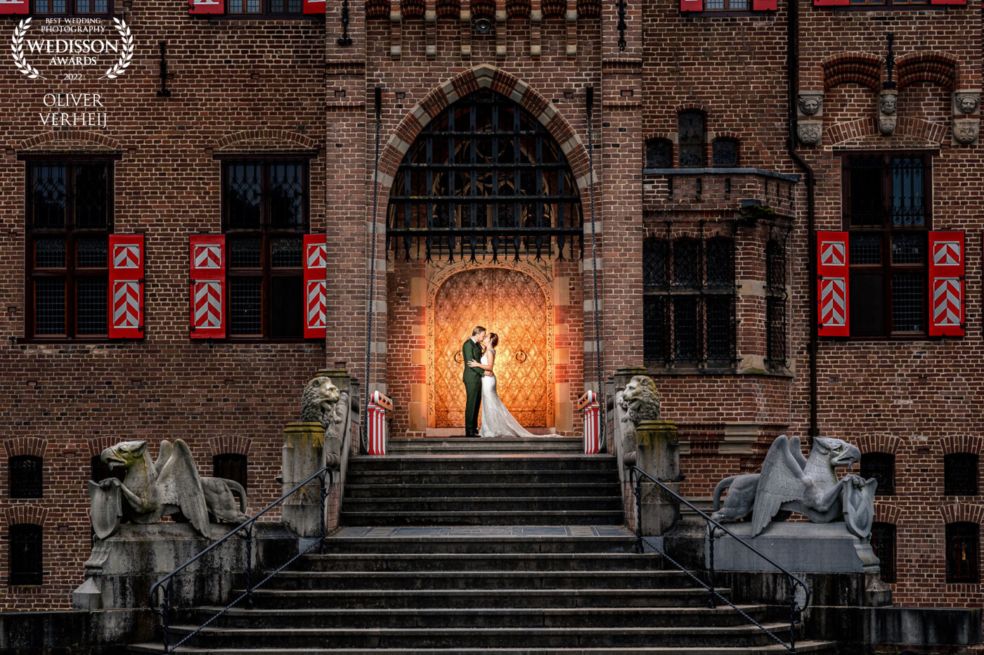 Castle Huis Bergh in the Netherlands is a fantastic venue for a romantic wedding. I love making photos there.