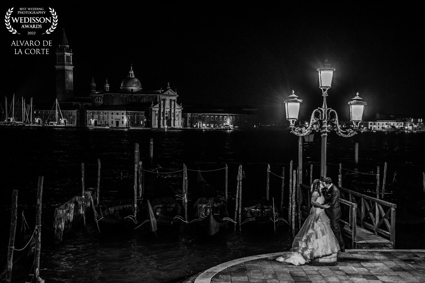 Foto nocturna en la plaza San Marcos de Venecia. Siempre el Blanco y negro da algo diferente a la fotografía. Gracias Natalia y Pedro por compartir este viaje con nosotros.