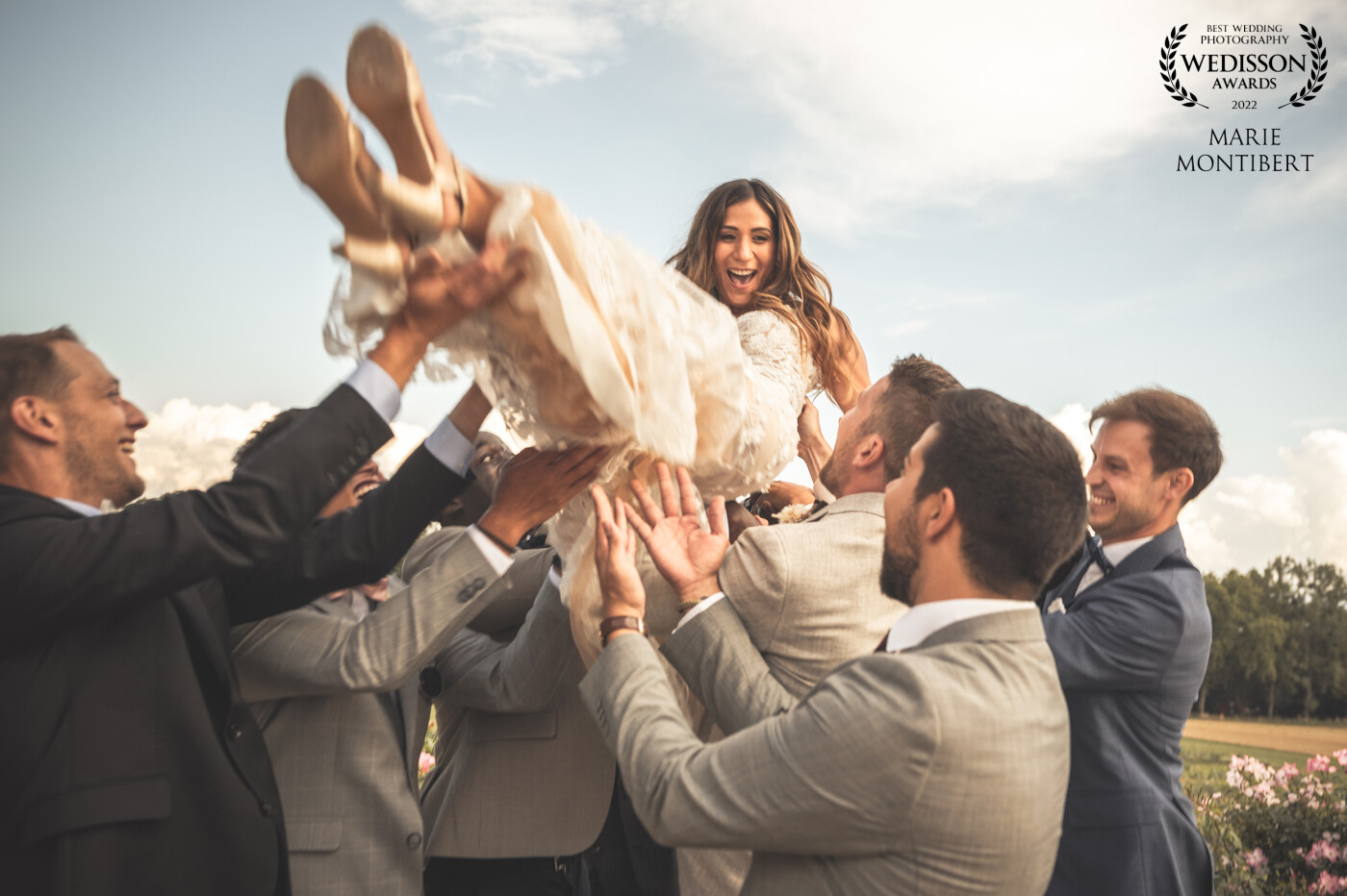 We oftenly see the groom jumping on the top of the heads, but why will not the bride be able to do the same? Changing roles is much more fun ! Just enjoy girls! You are the queen! Do not forget it!