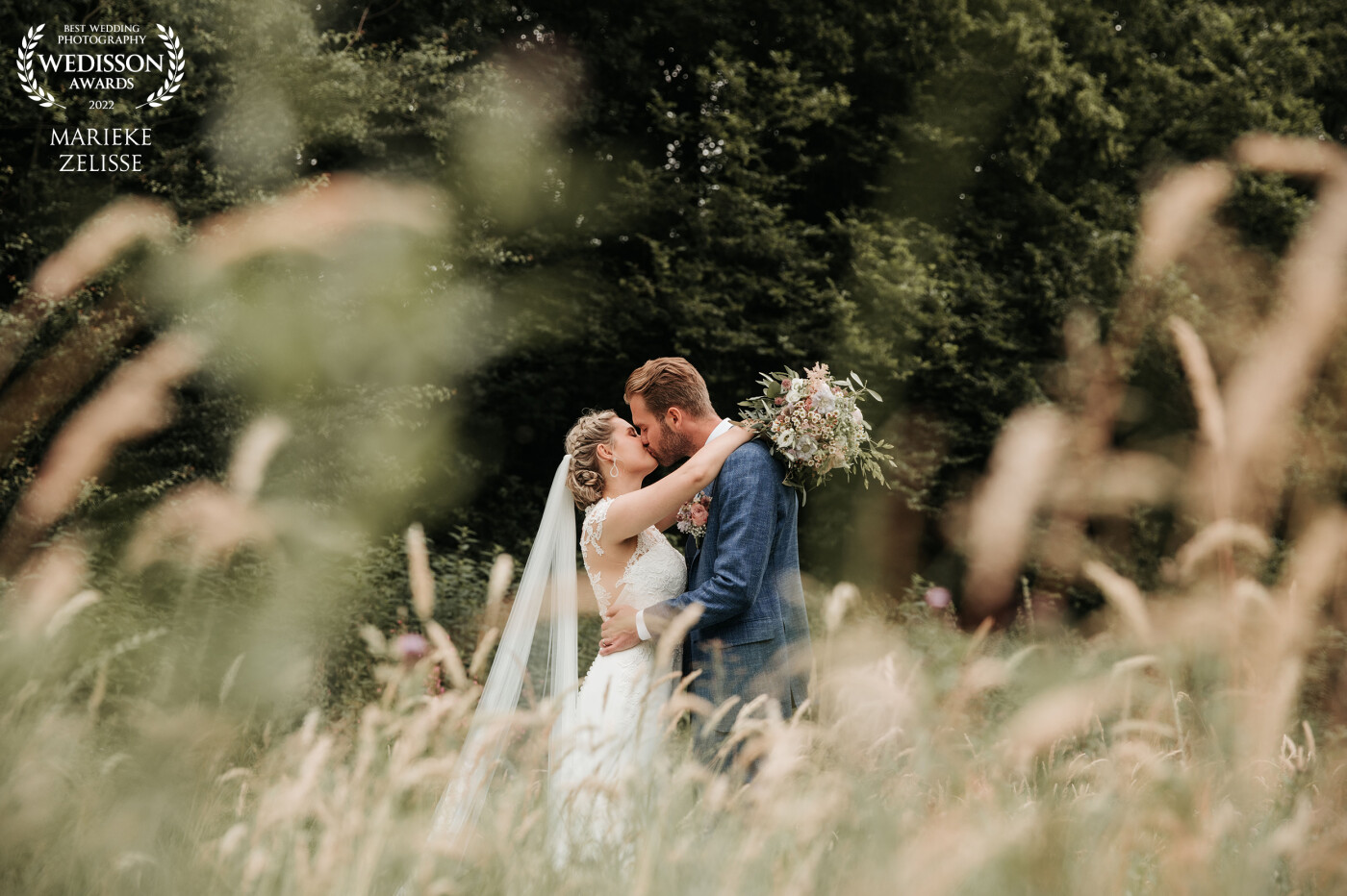 This lovely couple took there time for the photos. And they had a great chemic, I loved the way the moved and looked at eachother. For this picture I was lying in the grass to take a good shot!