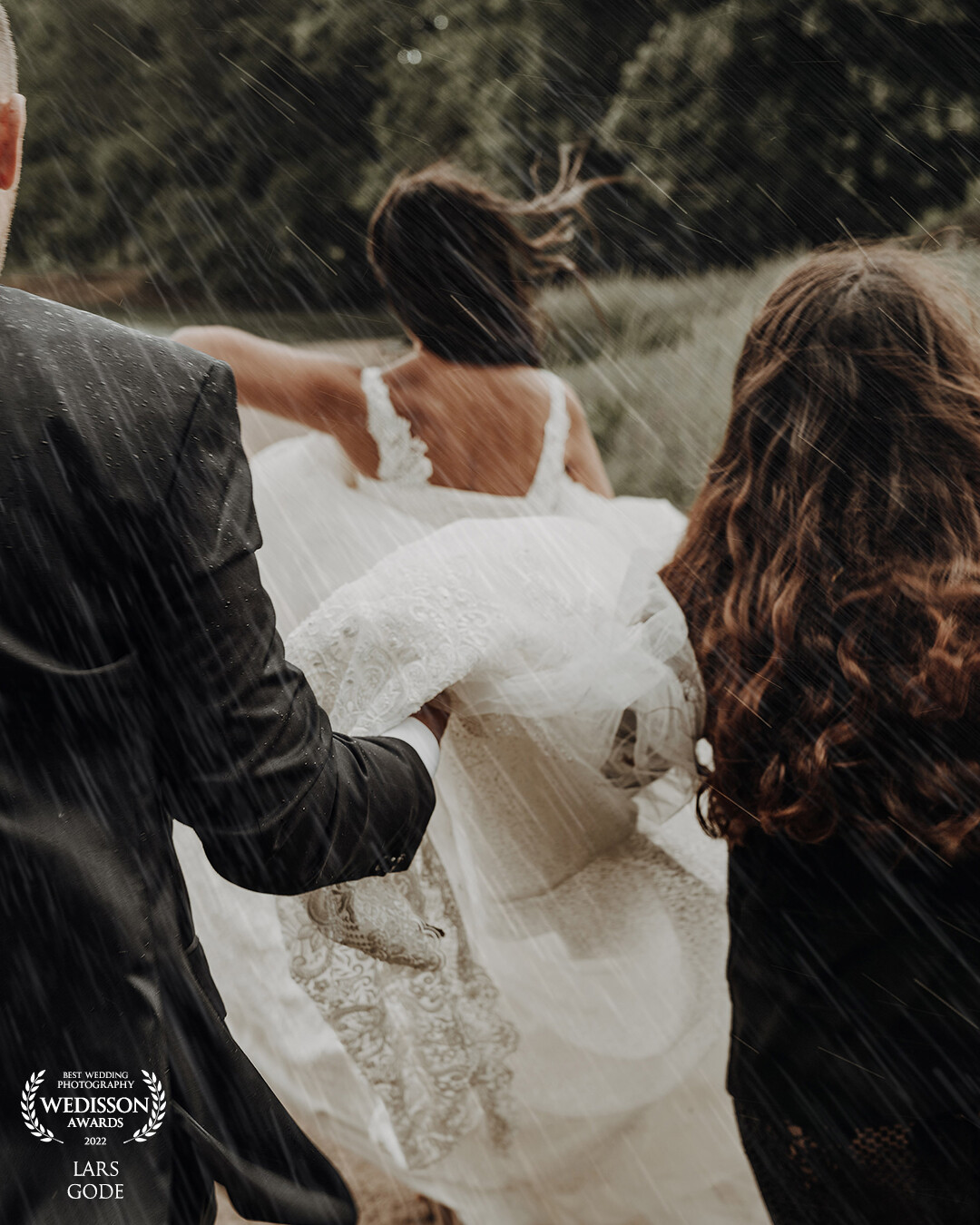 Whether it rains and storms - what can spoil your wedding day? At least nothing for this couple. The dress was ruined, the suit wet.... and I was glad my camera was in a plastic bag :-)