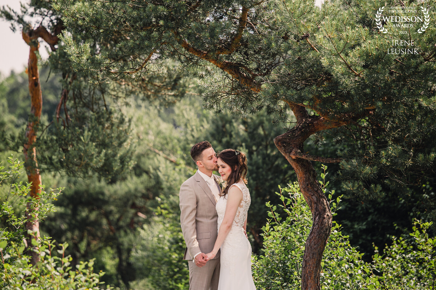 So much love not only between this couple, but also the family. Supplemented by beautiful locations, a relaxed setting, live music. An extraordinary day!