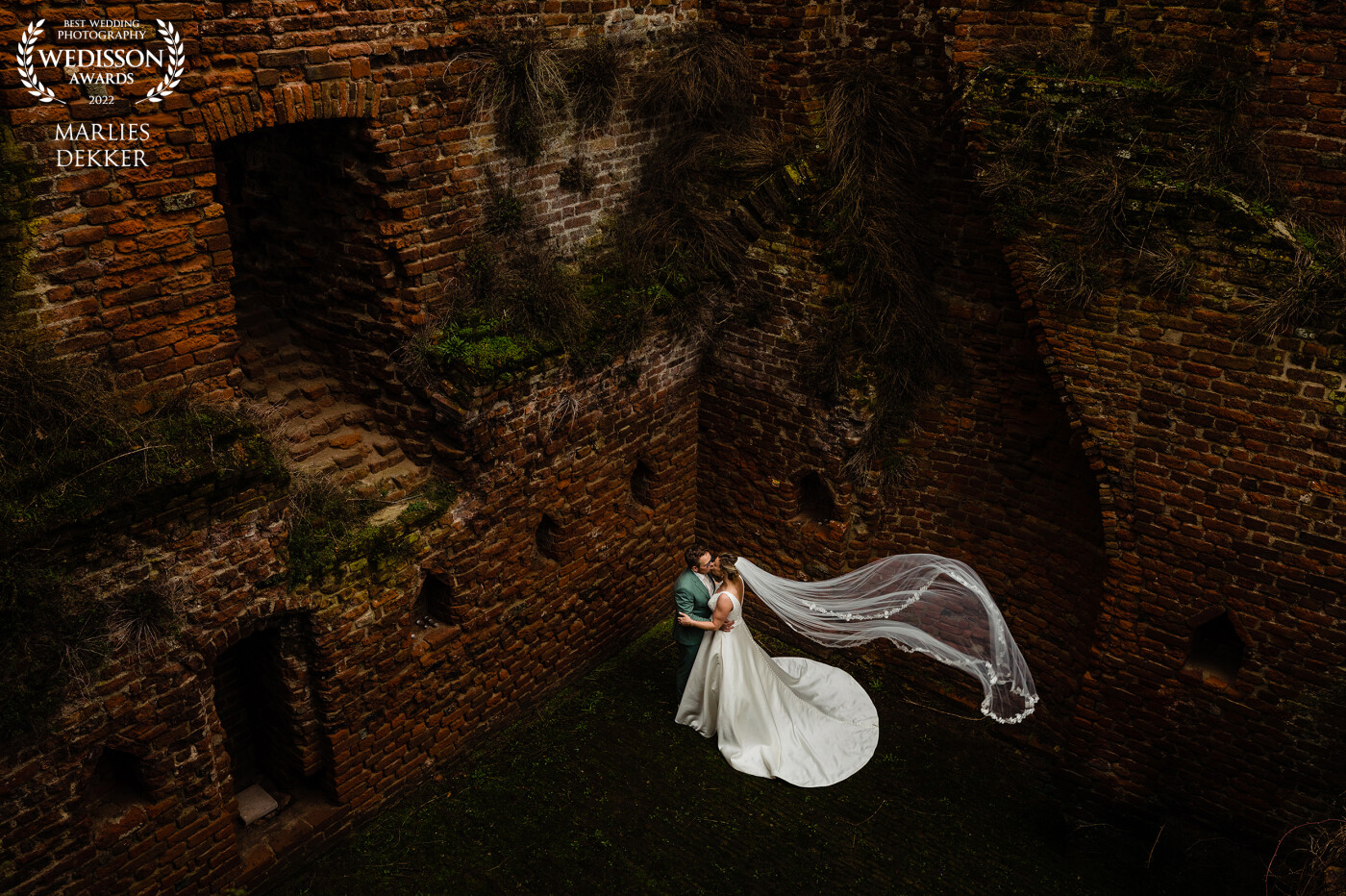 In an awesome old  castle we made this lovely picture from this couple. It was cold and windy but that was excellent circumstances for the bride's veill.
