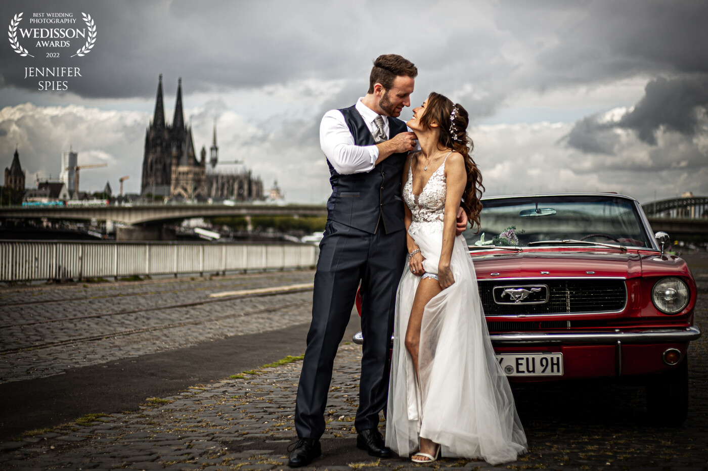 It was such a great wedding shooting in front of the landmark of Cologne, the Cologne Cathedral. Of course, the perfect wedding car should not be missing: the 1966 Ford Mustang.