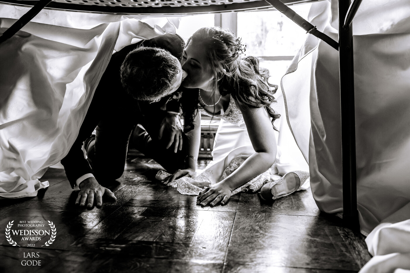 When different cultures meet, there are also different customs and traditions. Like here with the Danes: When the guests start to trample their feet, the bride and groom first have to climb on chairs and kiss and then crawl under the table and kiss again. Of course, a wonderful photo motif.