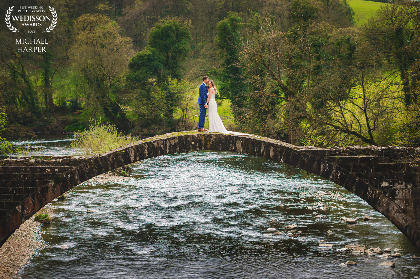 Just down the road from the Hobbit Hill venue is a beautiful bridge. With a planned long drinks reception this amazing couple were happy to take a little drive and pose for this epic photo!