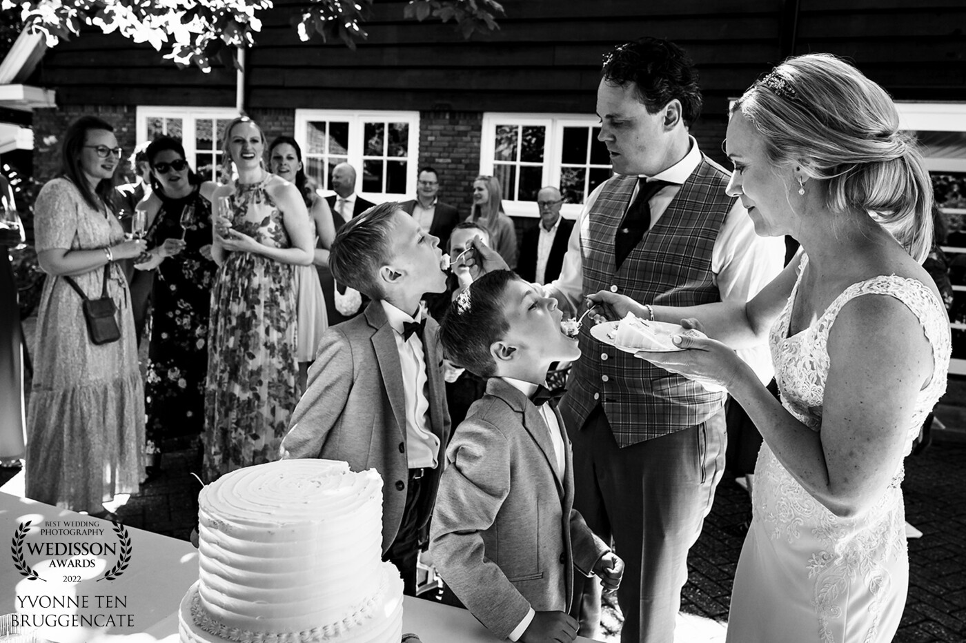 Wedding cake and children is always a perfect moment for great shots. You'll never know what's going to happen but something funny will always be there, so you just have to be ready for it. Look at this precious moment of the wedding couple with their sons, like little birds being seeded by their parents. The guests watching this moment, wat just waiting for them to open their mouth too, haha!