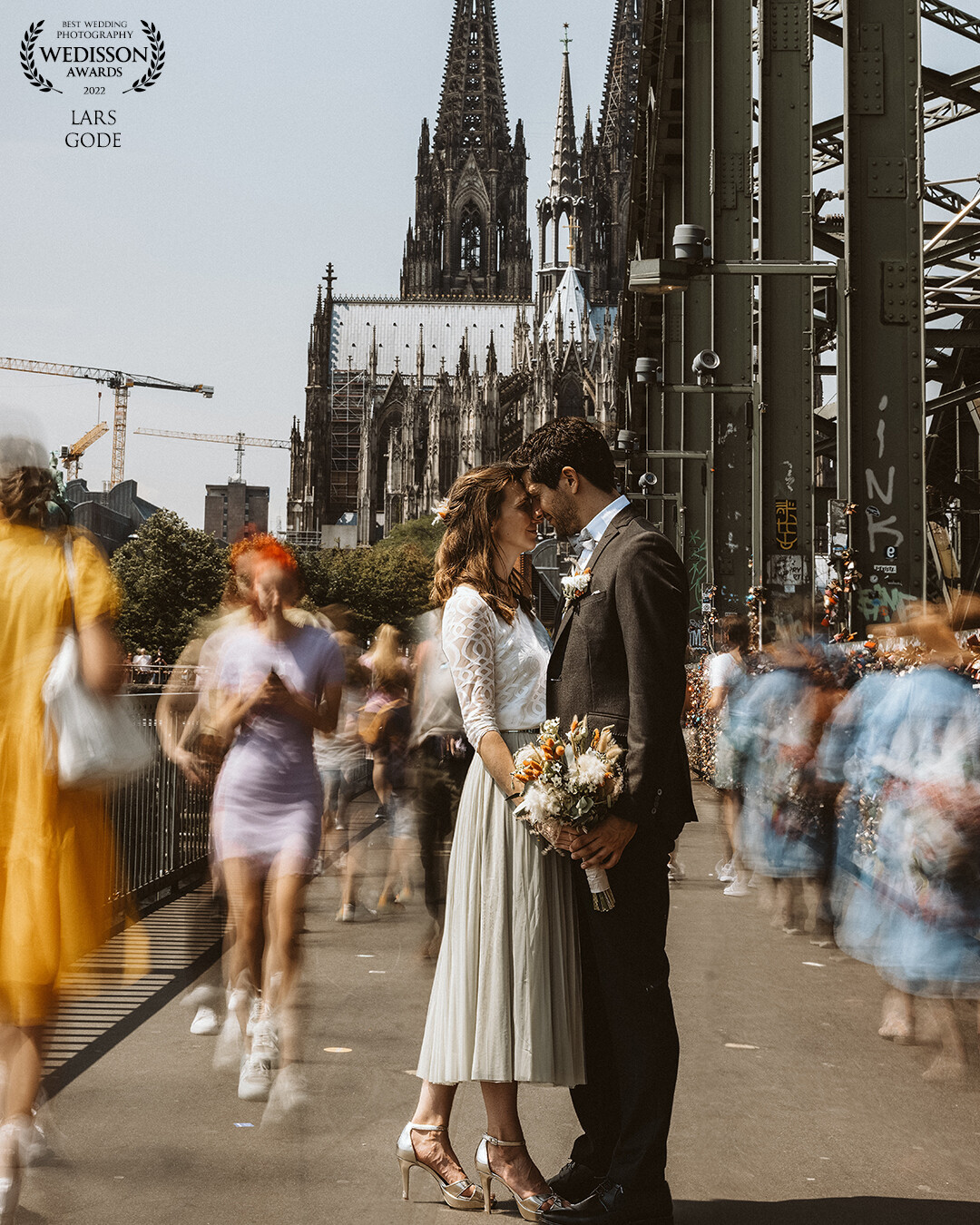 In Cologne, Germany, the Hohenzollern Bridge crosses the Rhine. Thousands of love locks hang from the railing. This bridal couple has also immortalized themselves there with a castle. I was able to capture the quiet moment afterwards.