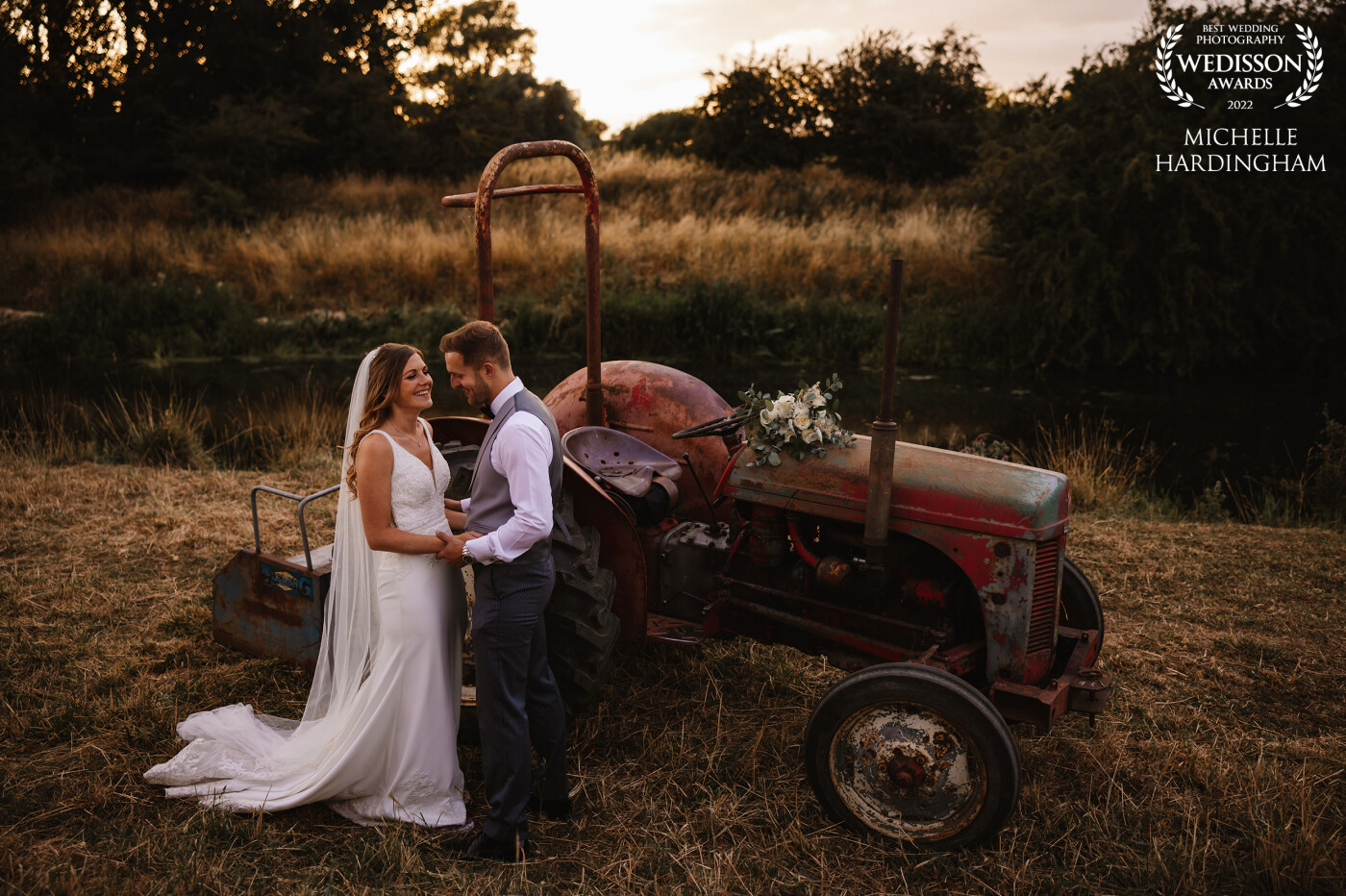 One of the most beautiful things about Sissons Barn is their old and classic tractor you get to ride on! Always a pleasure to head to the river for these golden hour shots.
