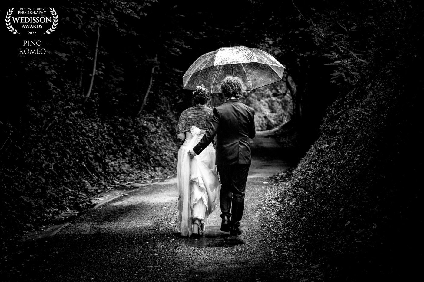 Joan and Bastien wanted vivid memories, whatever the weather.  In Belgium, it can sometimes rain a lot... Rain is not an excuse not to take wedding photos :-) !