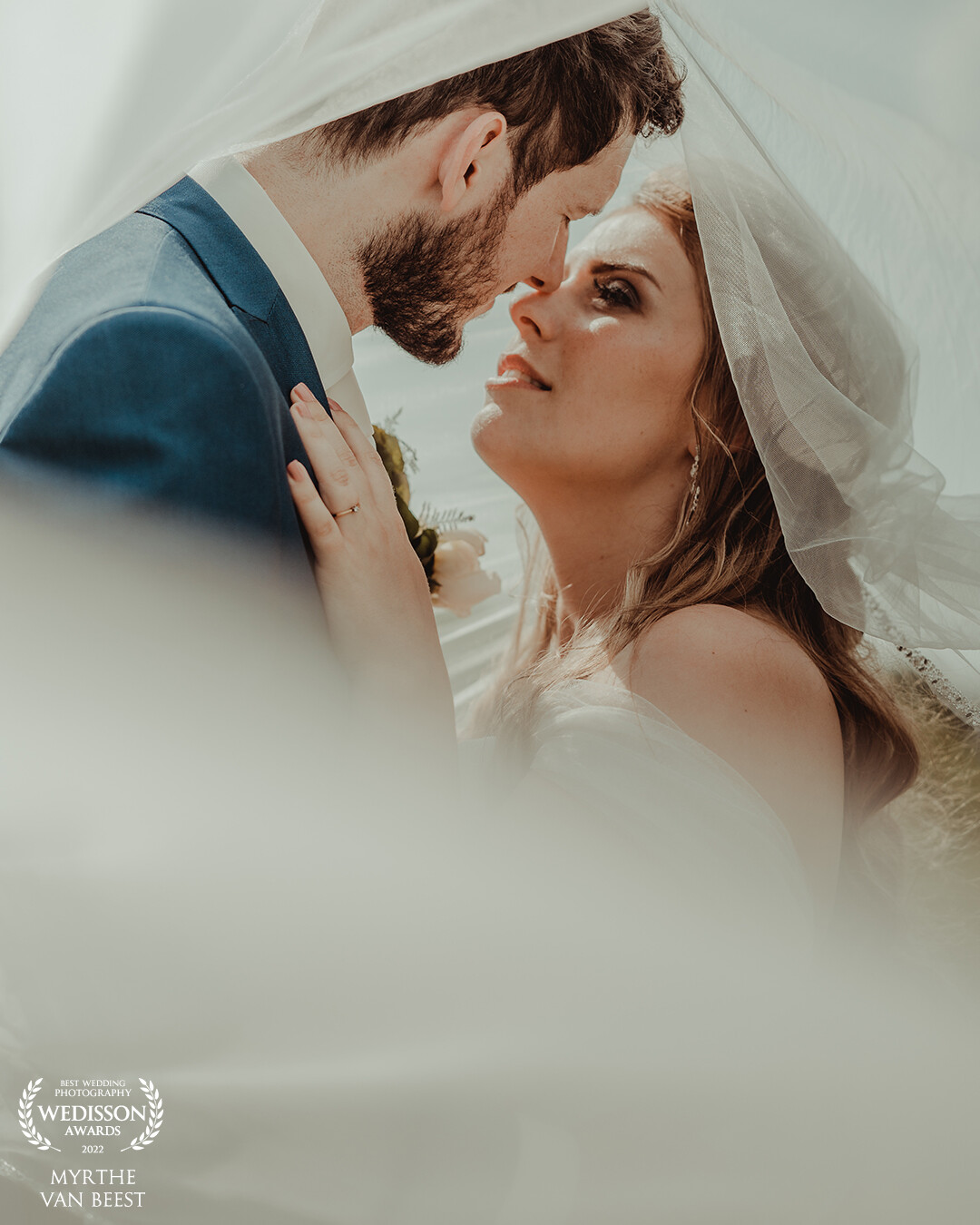 A long veil, two newlyweds who are madly in love and some gorgeous light! Mix it up and we have pure magic on our hands.<br />
That's how I like my pictures to be <3