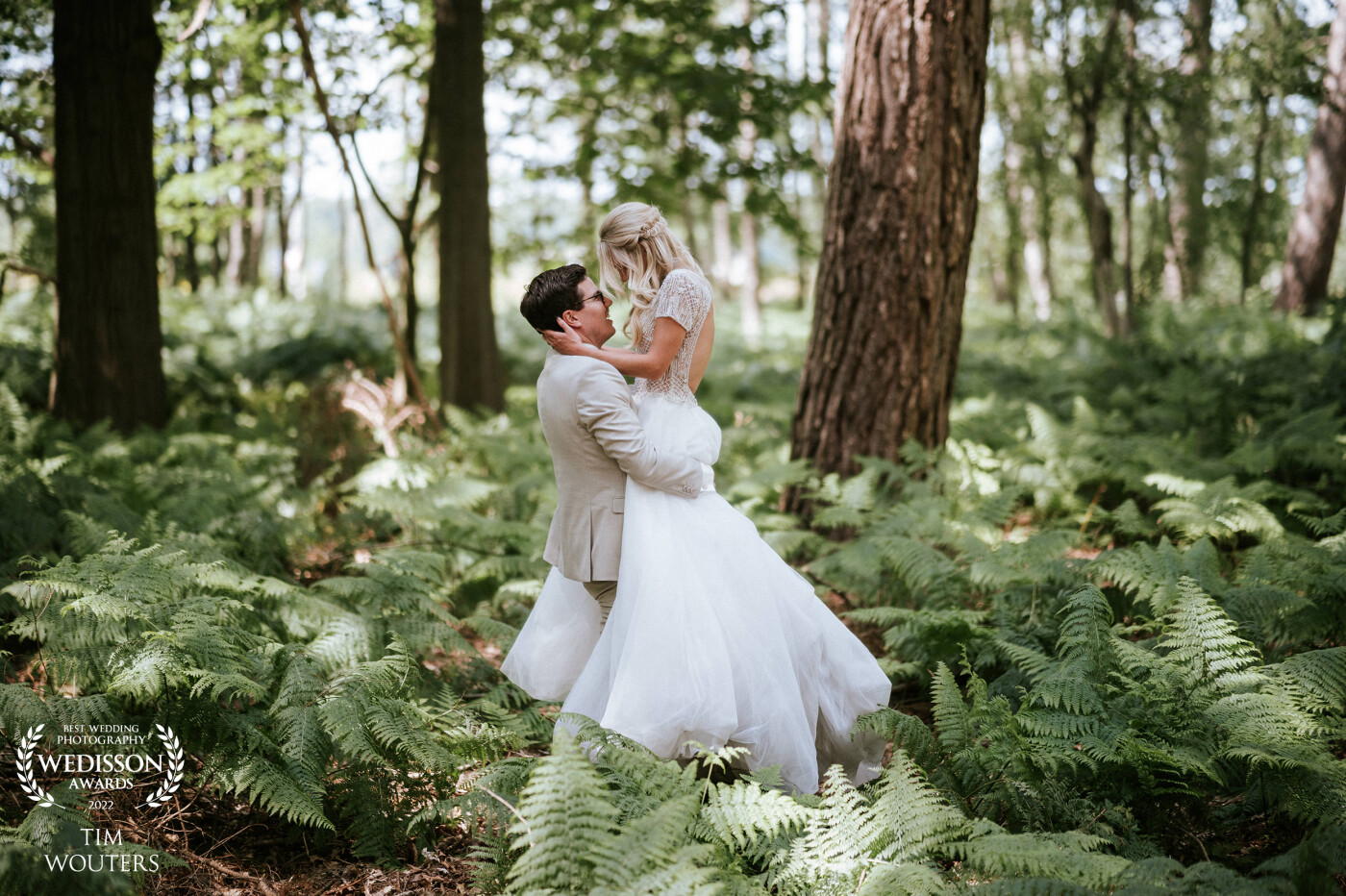 A beautifull wedding day in Tilburg, the netherlands. Last minute the couple wanted to change the Photo shoot location and asked us to come up with one. Some quick googleing on our part found us this forest covered with ferns , we knew right away it would be the perfect location!