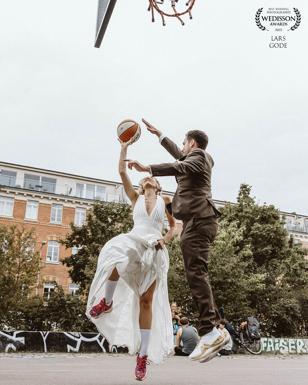 Bride and groom both work in the basketball business. She, responsible for personnel selection, got his application on the table and..... refused. However, when her boss advocated a job interview, the later groom convinced - not only in the job, but also the bride. Stories that life writes - what could be more obvious than a shoot on the basketball court.