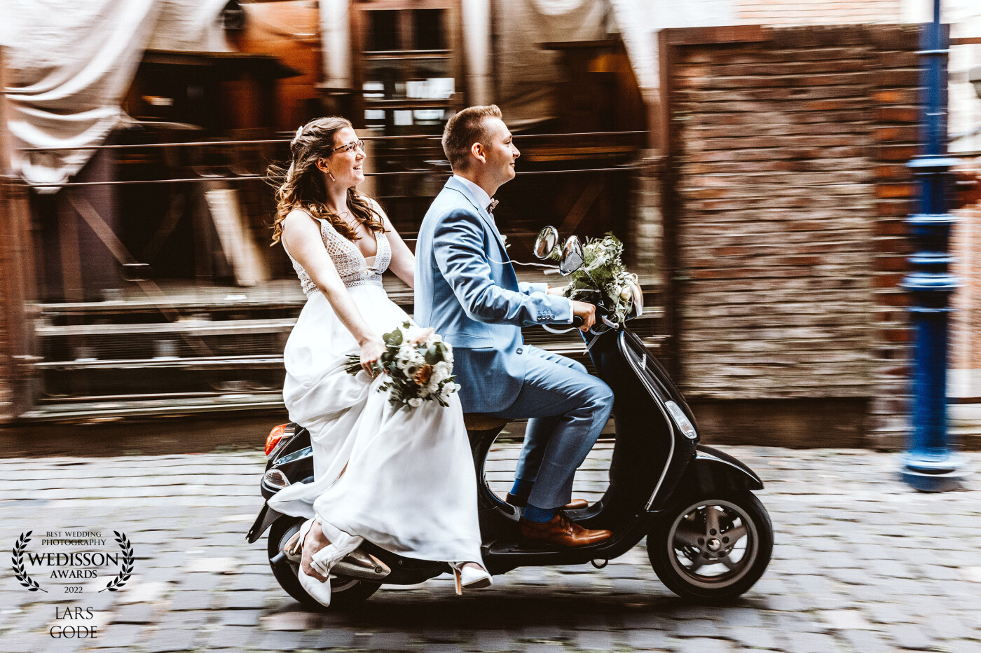 It doesn't always have to be a bridal car. The modern bridal couple also likes to take the way to the registry office into their own hands.