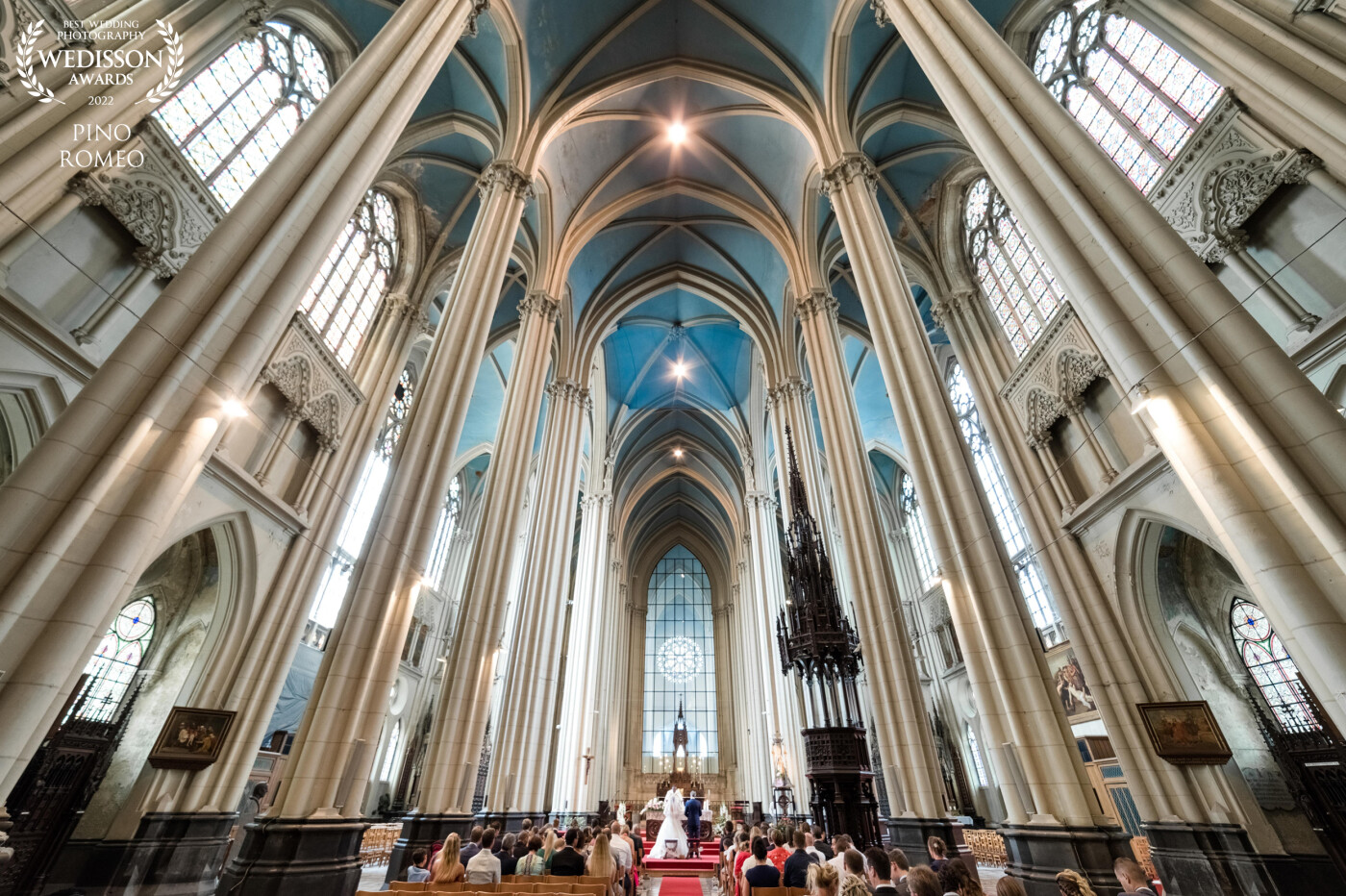 The Laeken Cathedral in Brussels is a magnificent neo-Gothic building, a kind of temple of light.  A delight for photographers who love perspective.  The wedding of Nathalie and Michael was celebrated here.