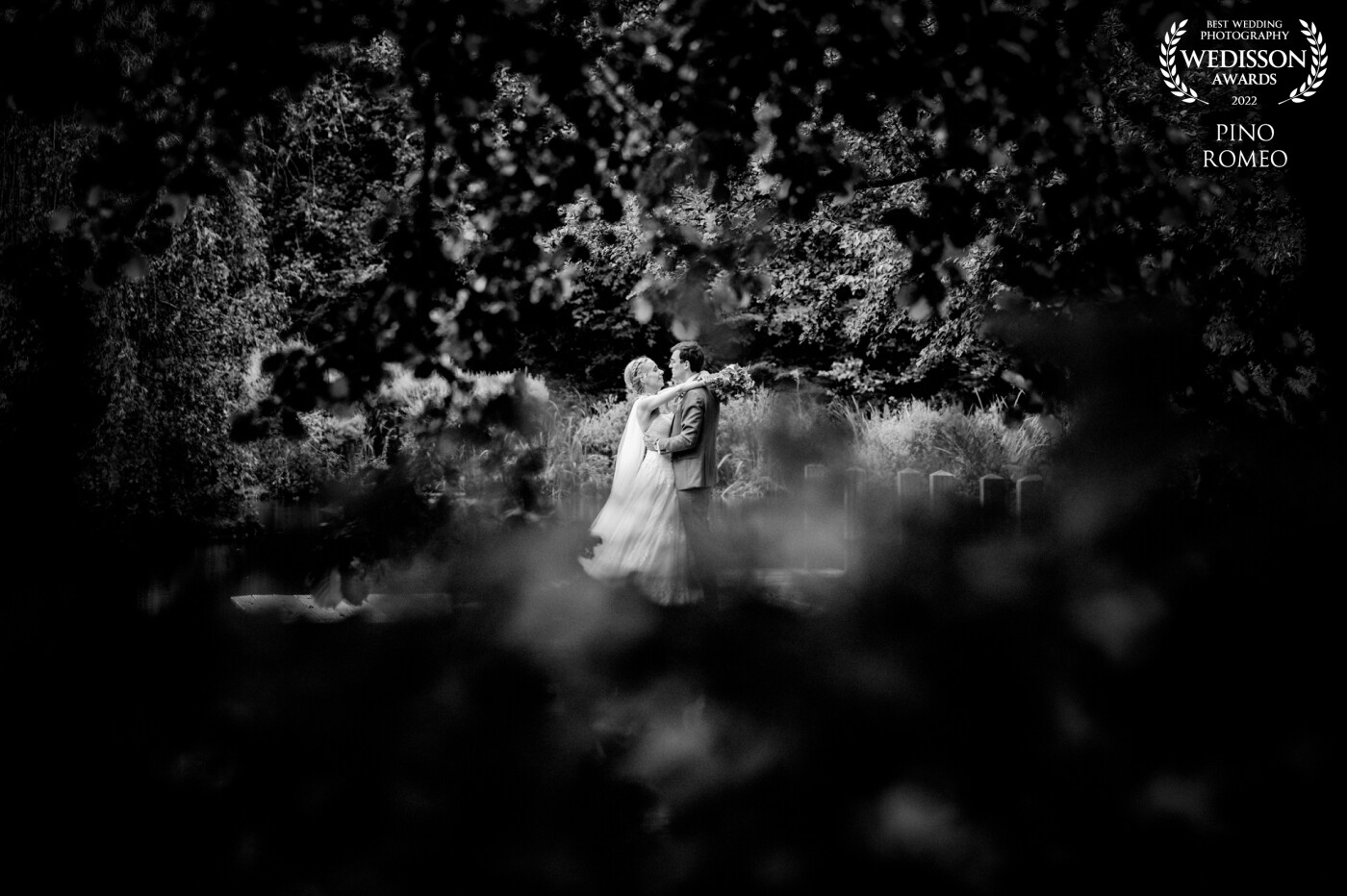Laura and Adrien enjoy a moment together in the gardens of the Domaine de Béronsart.  A couple's portrait session, during the wedding day, should be a moment of pleasure for the newlyweds.