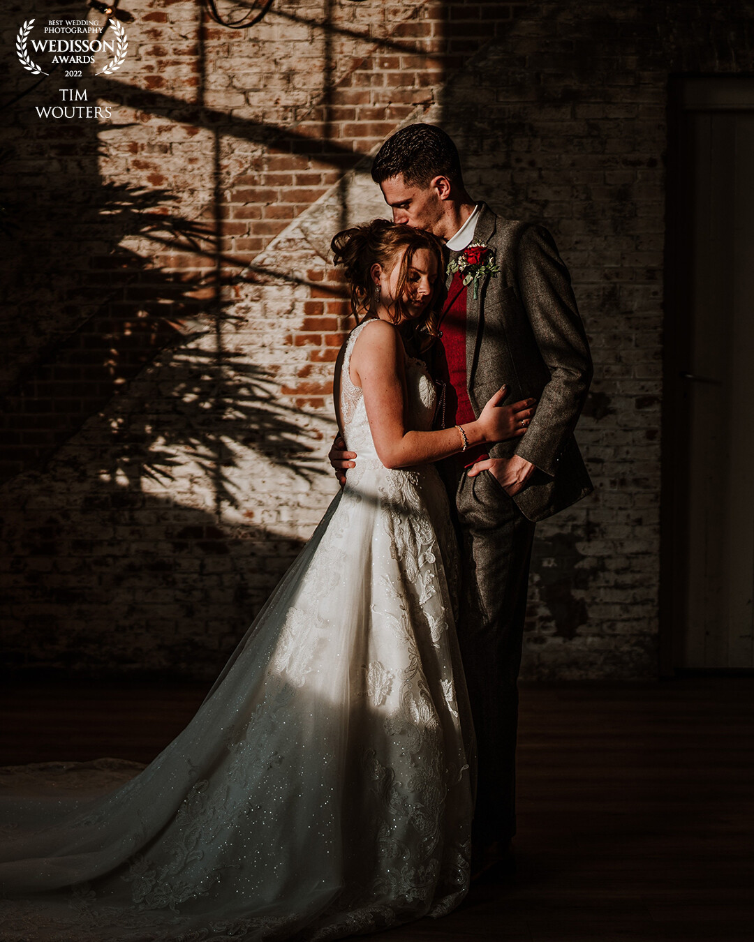This Venue had Amazing light throughout the day. But when the sun got lower these really cool shadows caught my eye and we just knew this would be great on photo!