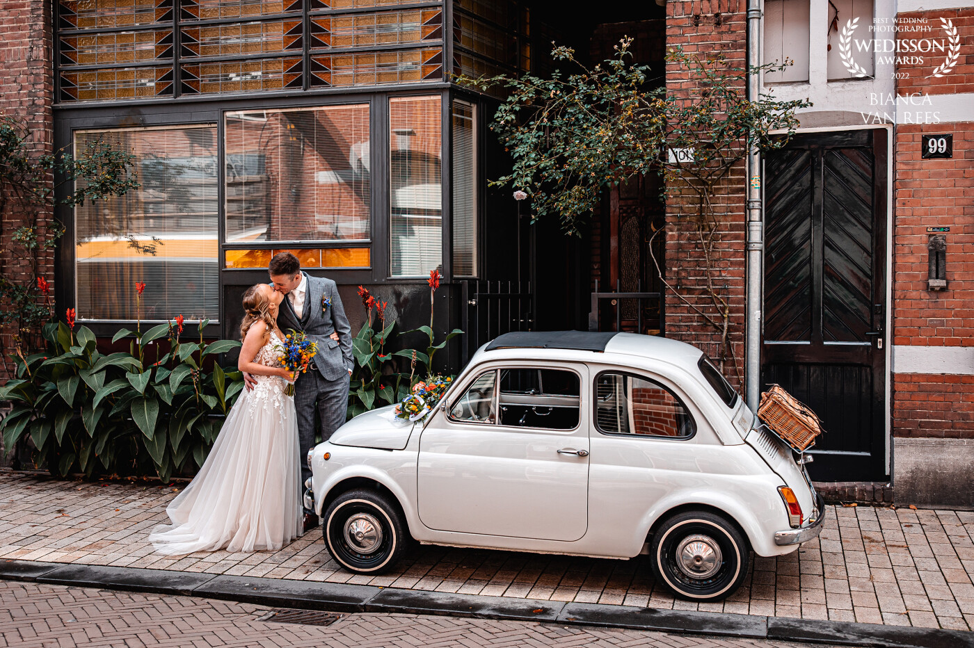 The old city centre of Tilburg is very charming and pretty, and it was the perfect choice for the wedding shoot for J&A. As wedding car they had this old cute little fiat 500 oldtimer, which was all dressed up with flowers and a basket. It was a perfect match with the old buildings, and I had nothing left to do than to captur this beautiful scene.