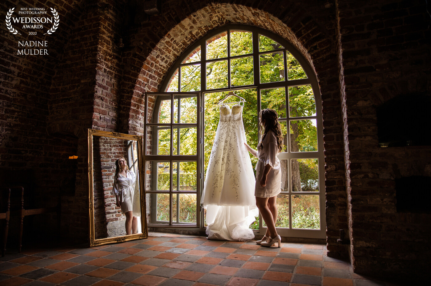 I think this is my absolute favorite wedding location in the Netherlands so far. There are some awesome locations within Kasteel Tongelaar and I couldn’t resist capturing this beautiful bride in front of this huge window.