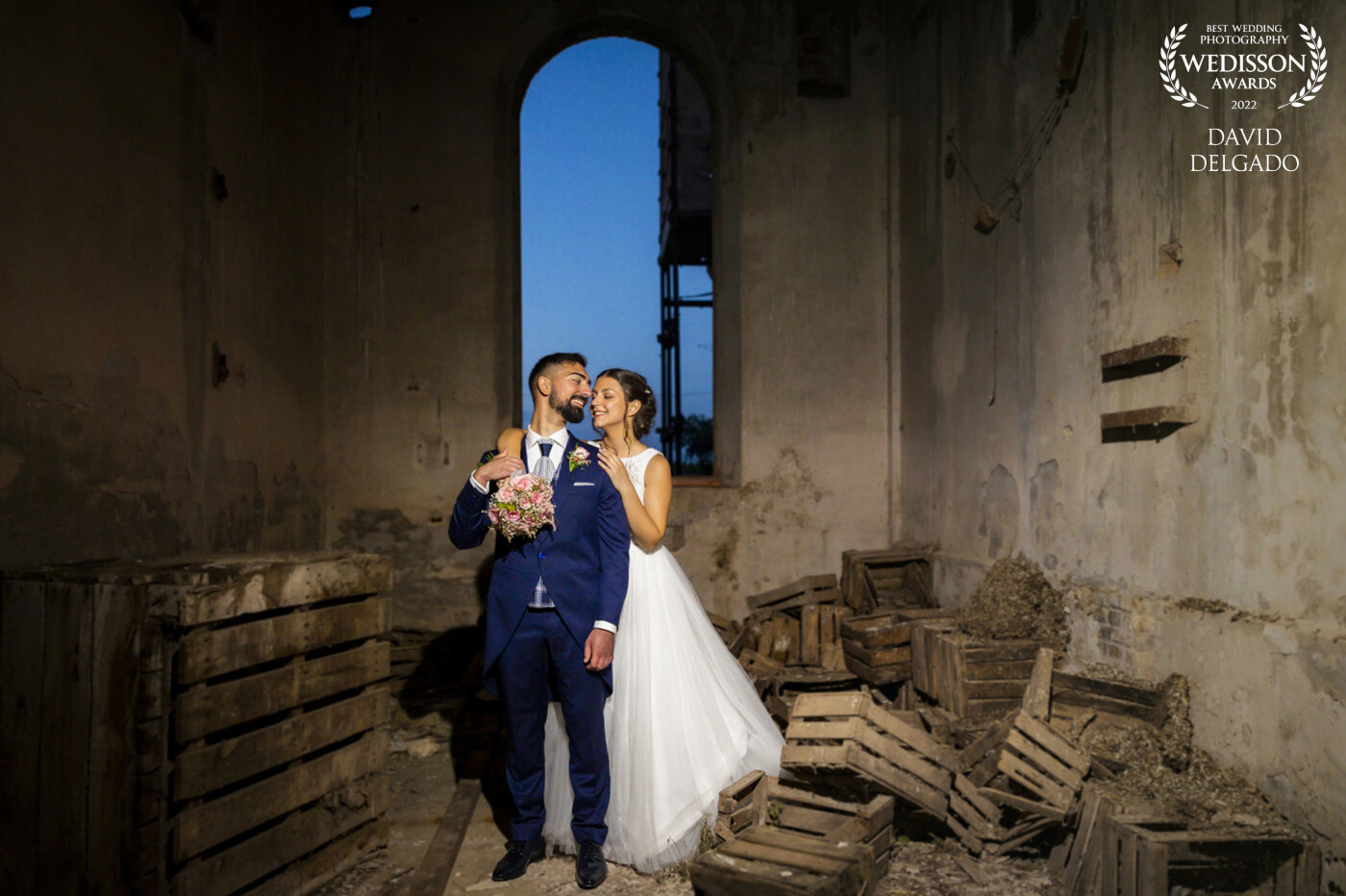 La Sucrera - Beautiful and different wedding report we did with this beautiful couple in this abandoned factory in a small town in Lleida. Thank you very much guys for being as daring as you were!