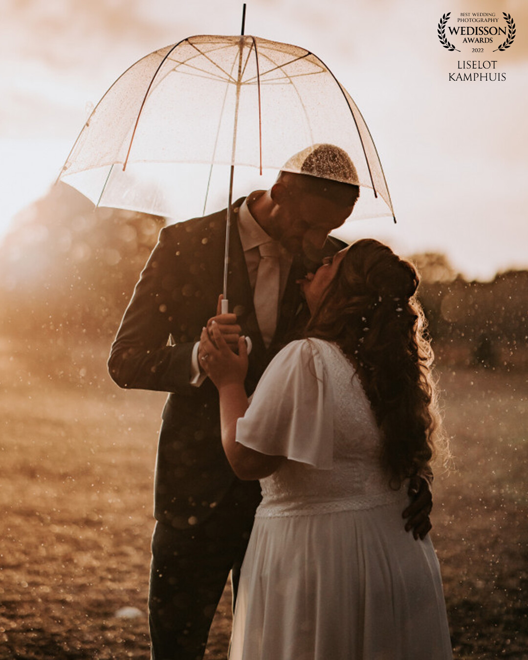 It rained very hard this evening and then I saw the sun coming trough. I ran to the bride en said "we have to take a picture outside, NOW!" We quickly went to an open field and catched a beautiful golden 5 minutes in the rain.