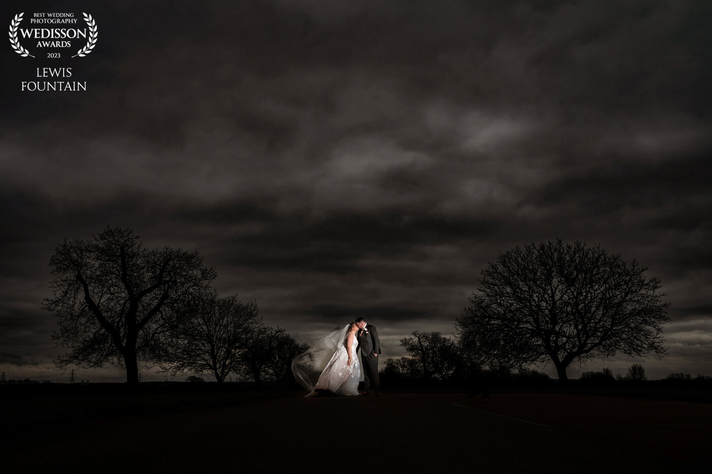 You may think that a grey, cold winter wedding at Bassmead Manor Barns would mean no drama, or a wow shot for the couples album, but days like these just make us think outside the box.<br />
Wait for the light to drop, bring out the mobile lights and you can work wonders with a grey sky 🙏🏼