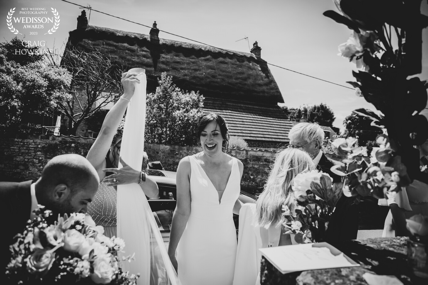 This picture of the bride getting ready outside the church, shows that it pays off to be in the right place and the right time... Pure happiness!!