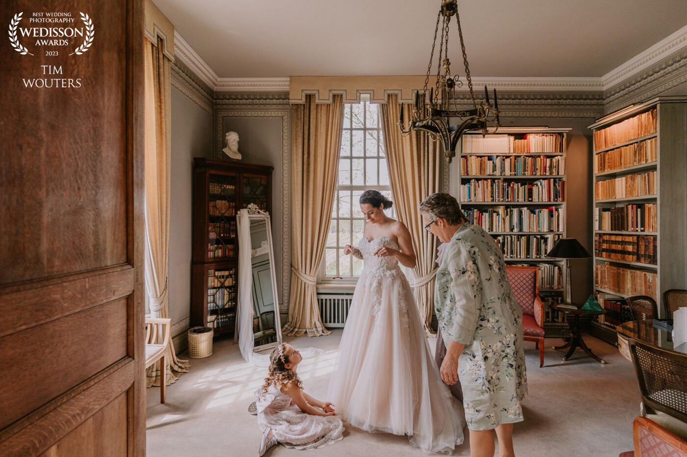 I love when our couples chose a incredible place to get ready. Like this book room inside a Castle. The ligt was perfect and her daughter helping her mom toghetter with the Mother of the bride. It was just perfect!