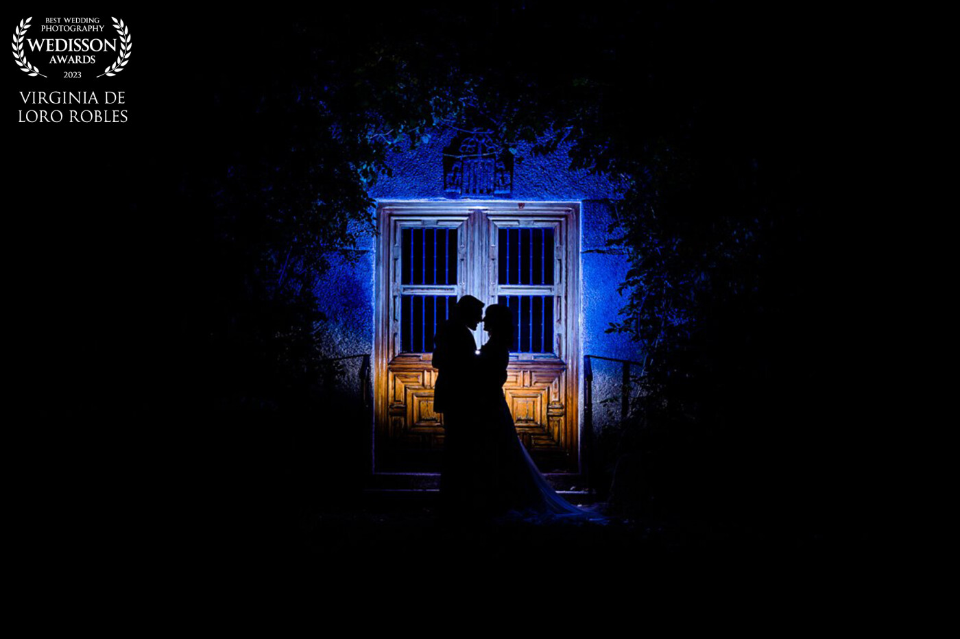 El final de un día de boda, los novios a solas, una luz romántica, sus siluetas acercándose.