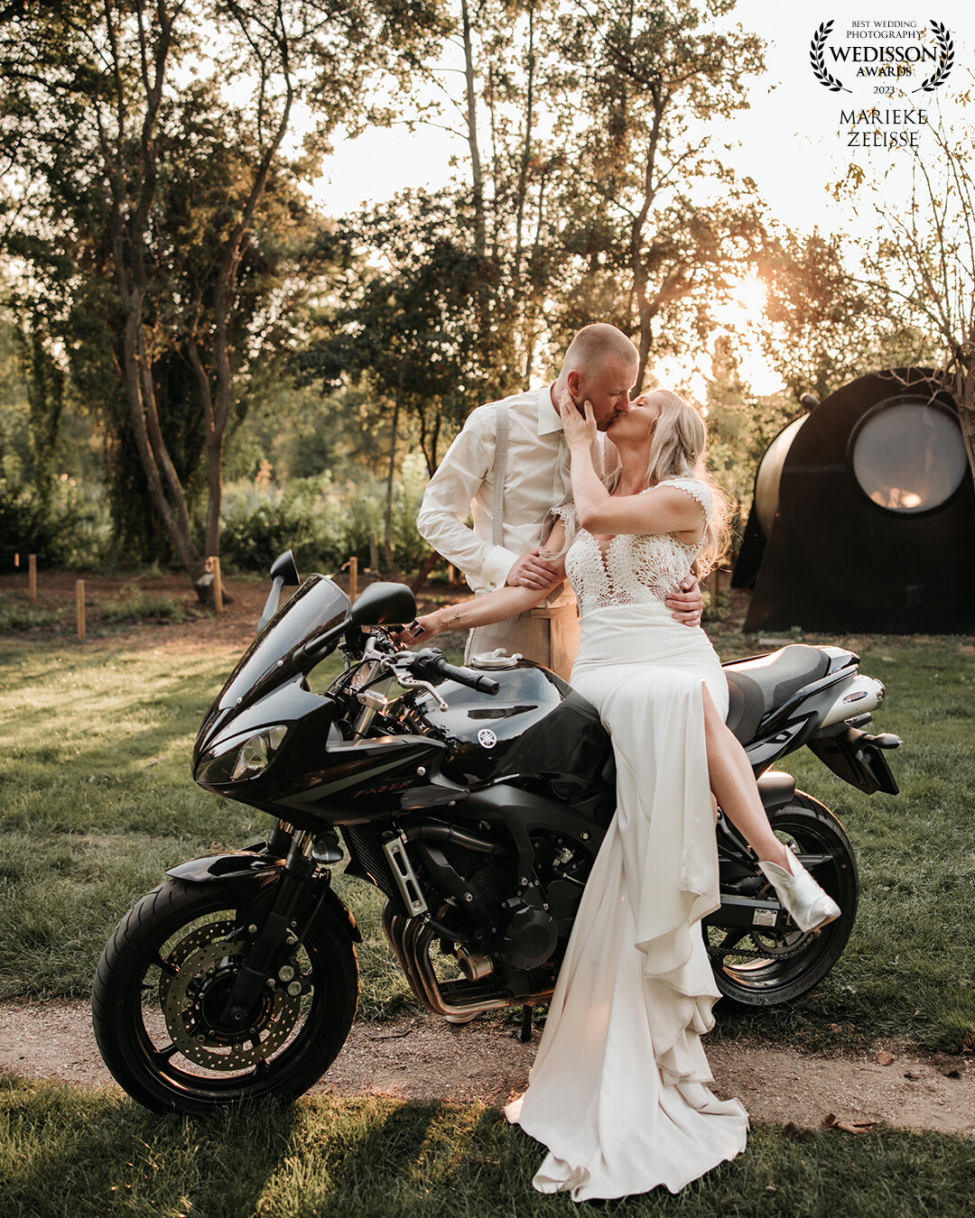 Golden hour, and the bride love to ride a motorbike. Definitly succeed!