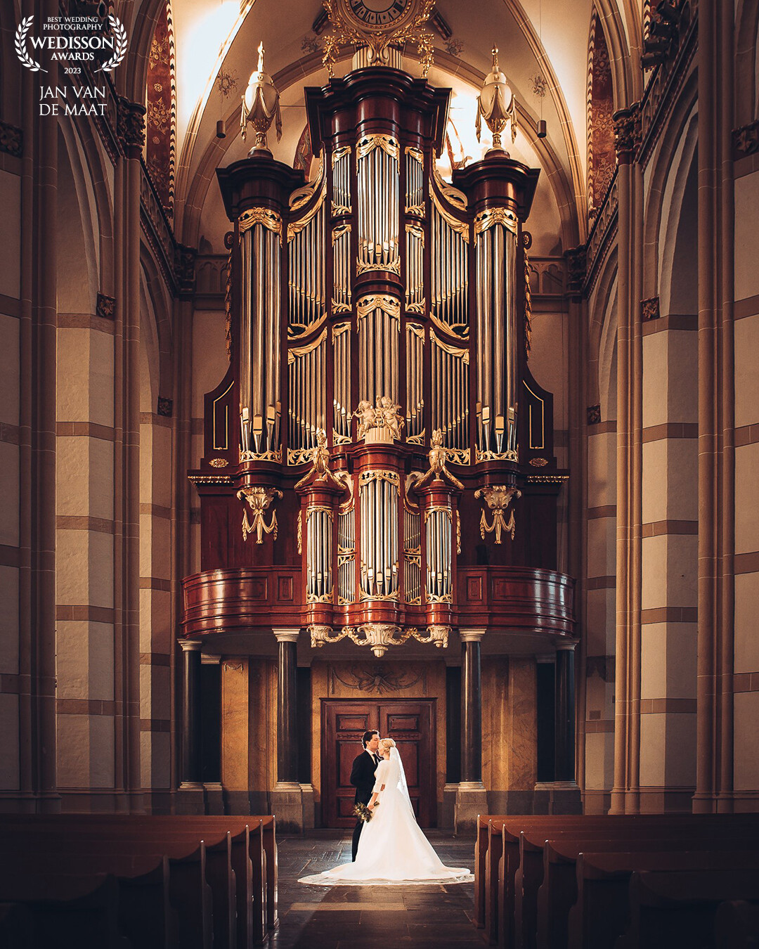 The massive organ was my background for this image, so I was forced to take it vertically. I placed a ligth behind the couple to separate them from the dark background.