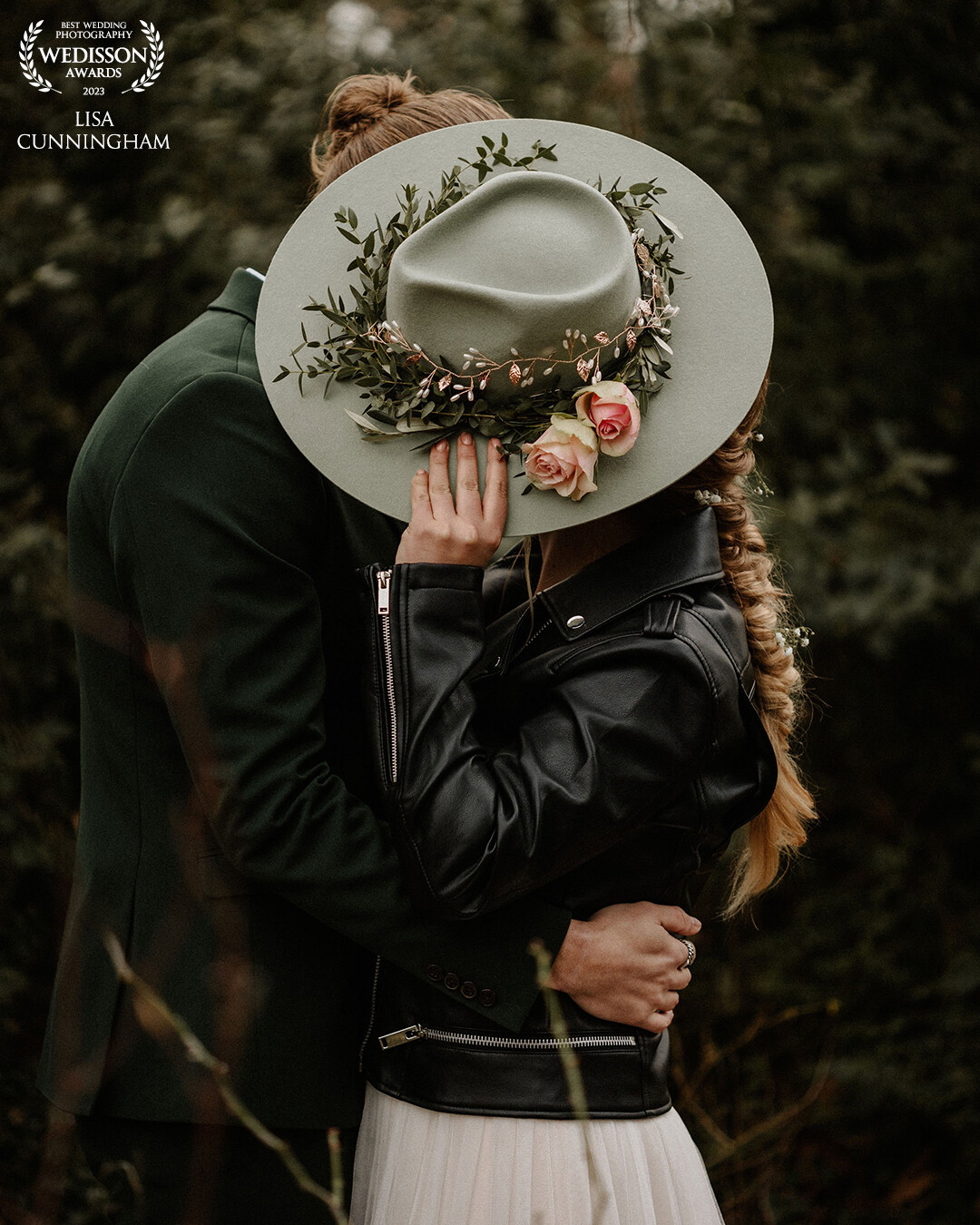 Soms heb je als bruidspaar ook gewoon even een momentje voor jullie samen nodig. Zo'n prachtige hoed is dan natuurlijk een perfecte verstopplek.