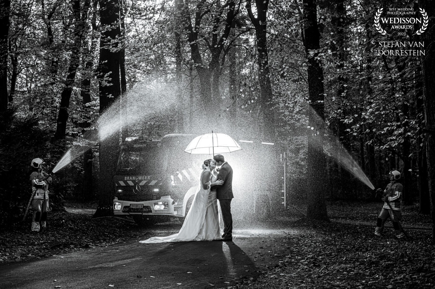The groom is a firefighter and his colleagues asked if I wanted to take a nice photo with the fire truck. Before the wedding, the bride asked me if I could take a nice rain photo. I then said.. well it must be raining.. Fortunately, the colleagues had enough water with them to make this picture till a success.