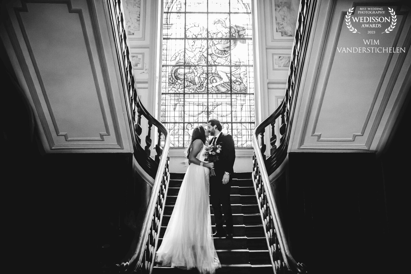 The couple had chosen their old school where they first met as a location for the shoot. Wow! I just fell in love with the old stairs and windows and immediatly knew these were going to be great pictures.