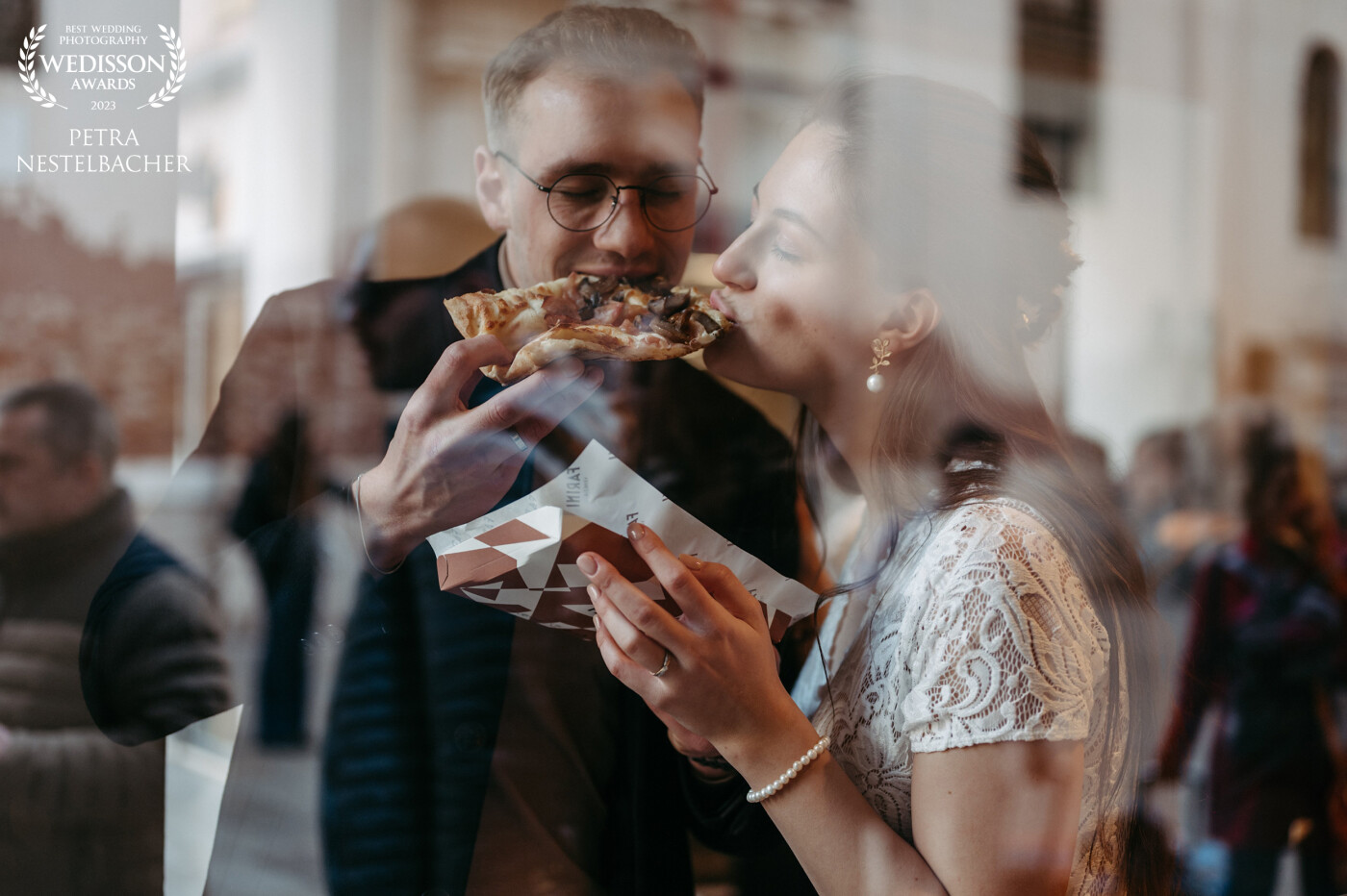 During an elopement in Italy there is definitely one thing not to be missed ... PIZZA! Create your day the way you love it and if that means having a bite of Pizza inbetween - than go for it!