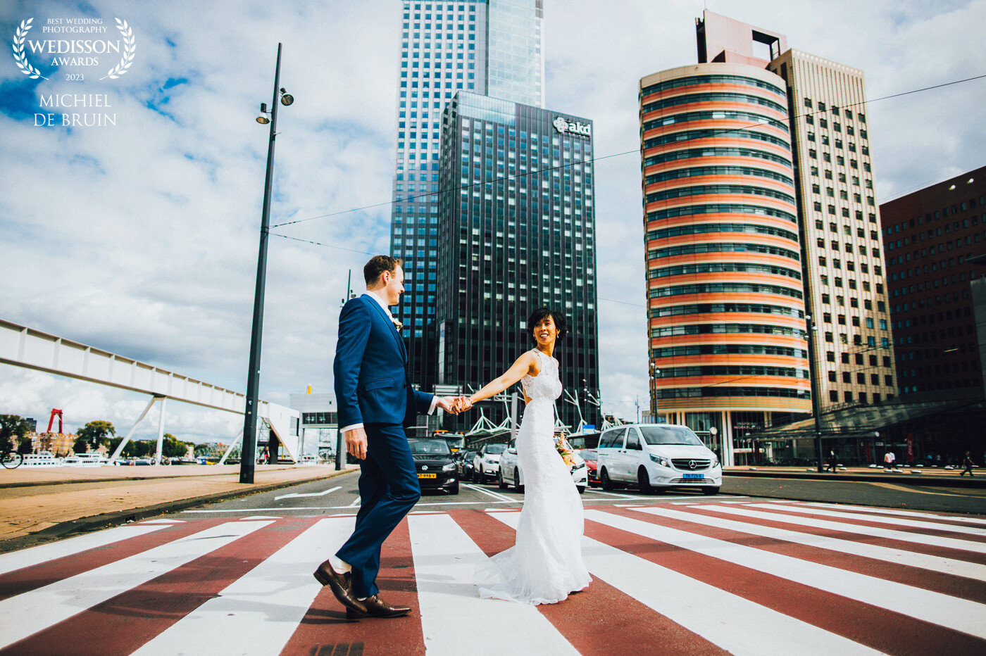 I love to make dynamic photos just walking next to the bride and groom down the streets and catch the spontaneous moments.