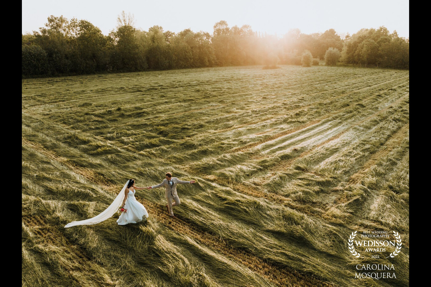 Sometimes a wedding is all about luck. This day we had it all: beautiful weather, a lovely golden hour and a farmer that just mowed the grass.