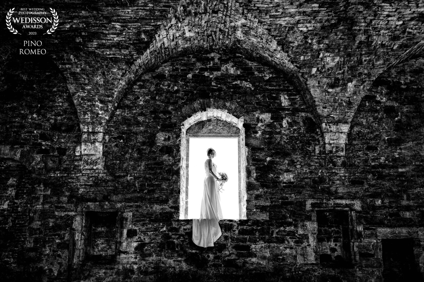 A superb portrait session in the ruins of Villers Abbey (Belgium), which dates back to the 12th century. Anne-Sophie is a beautiful and sparkling bride, posing here in an exceptional mineral setting.